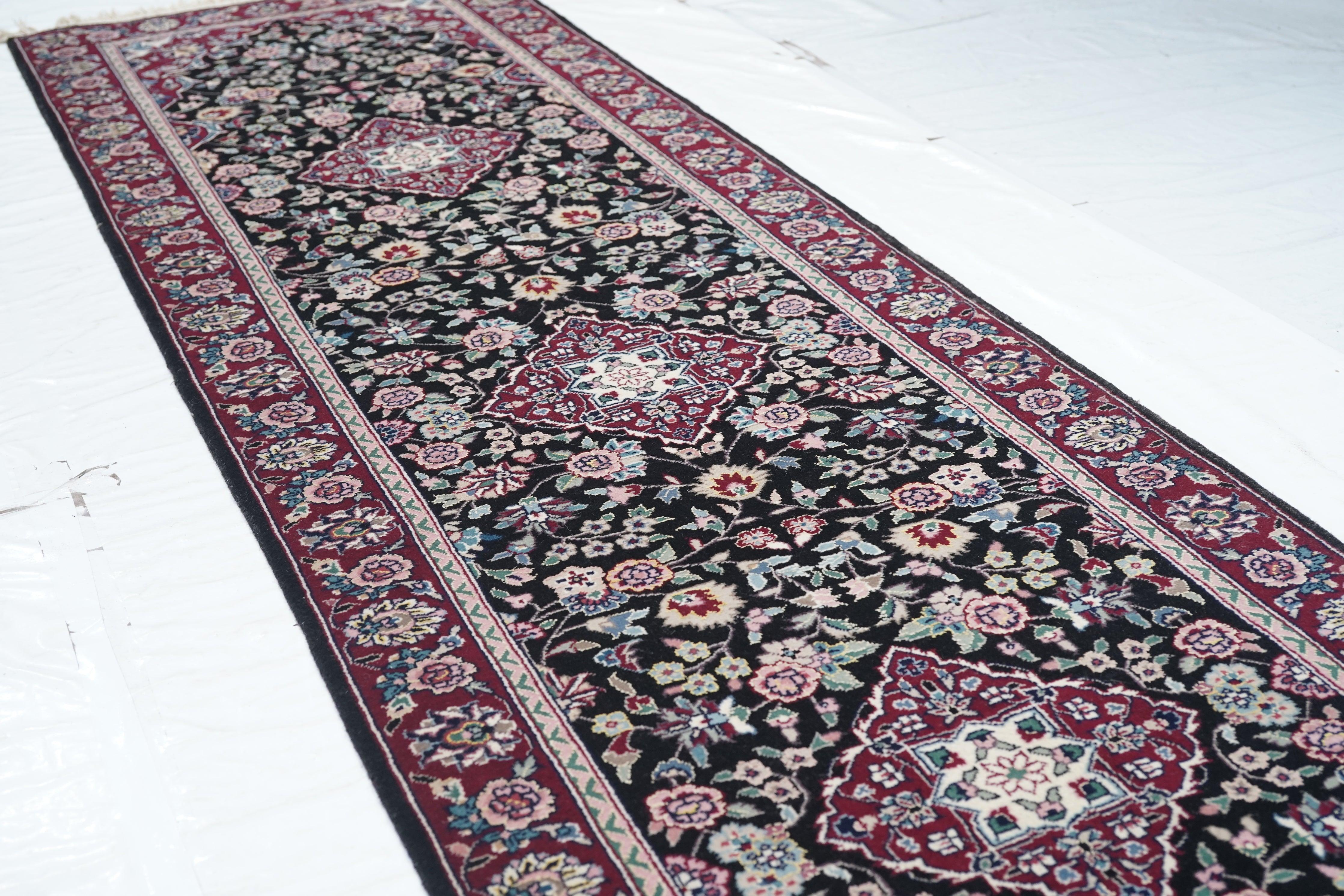 Runner indiano Tabriz 2'6'' x 10'0'' in vendita 1