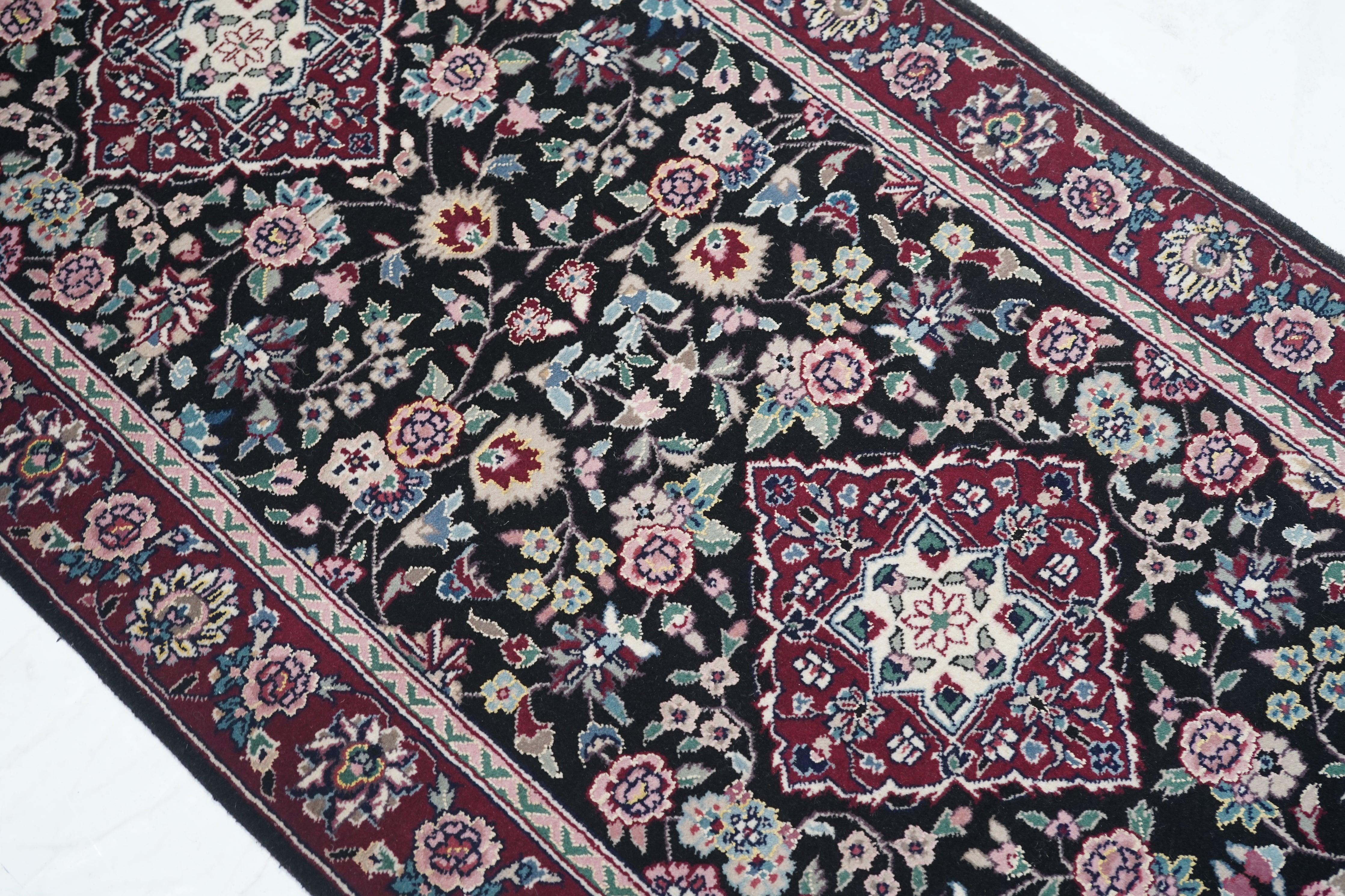 Runner indiano Tabriz 2'6'' x 10'0'' in vendita 2