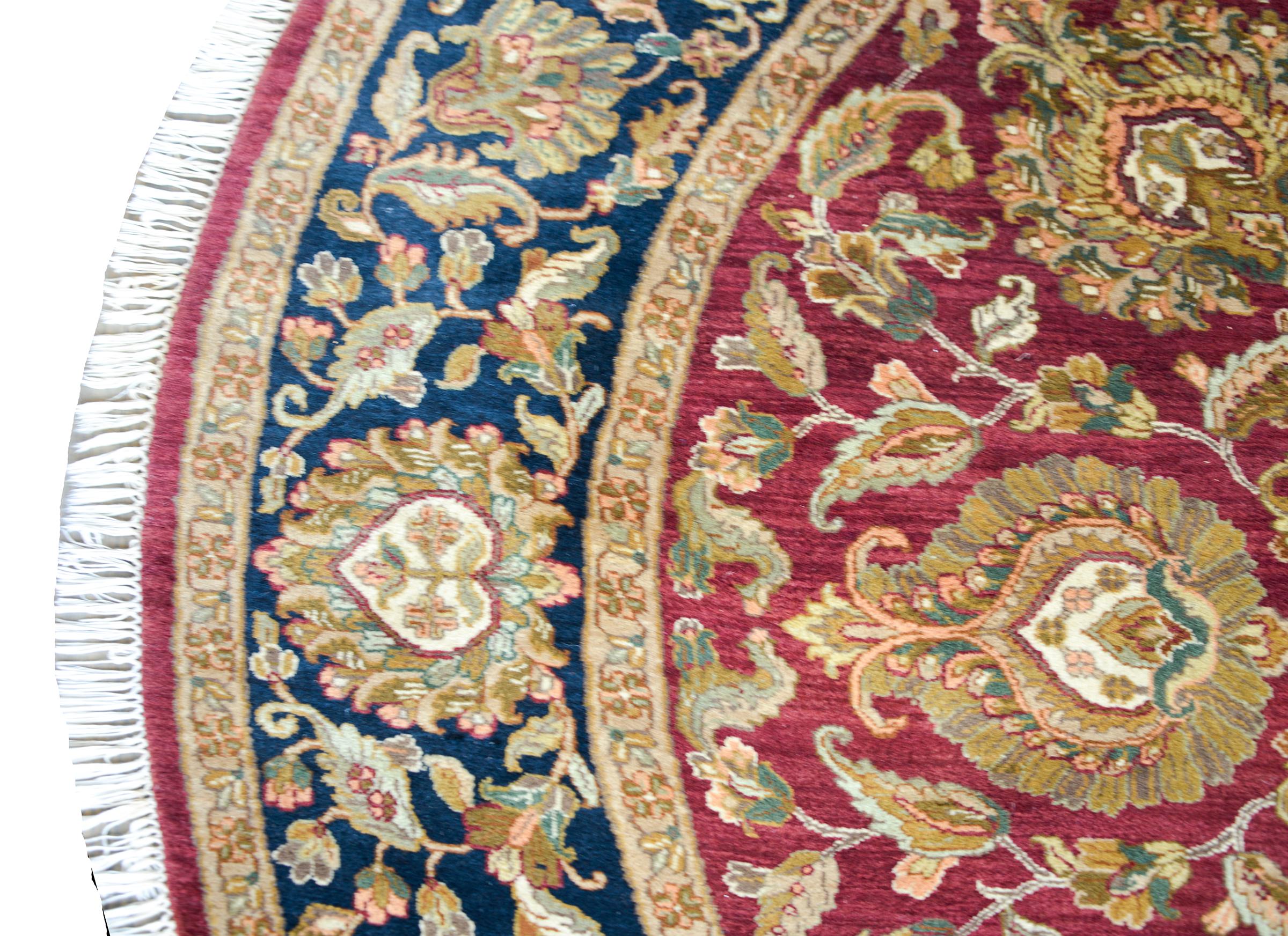 Indian Tabriz-Style Round Rug In Good Condition For Sale In Chicago, IL