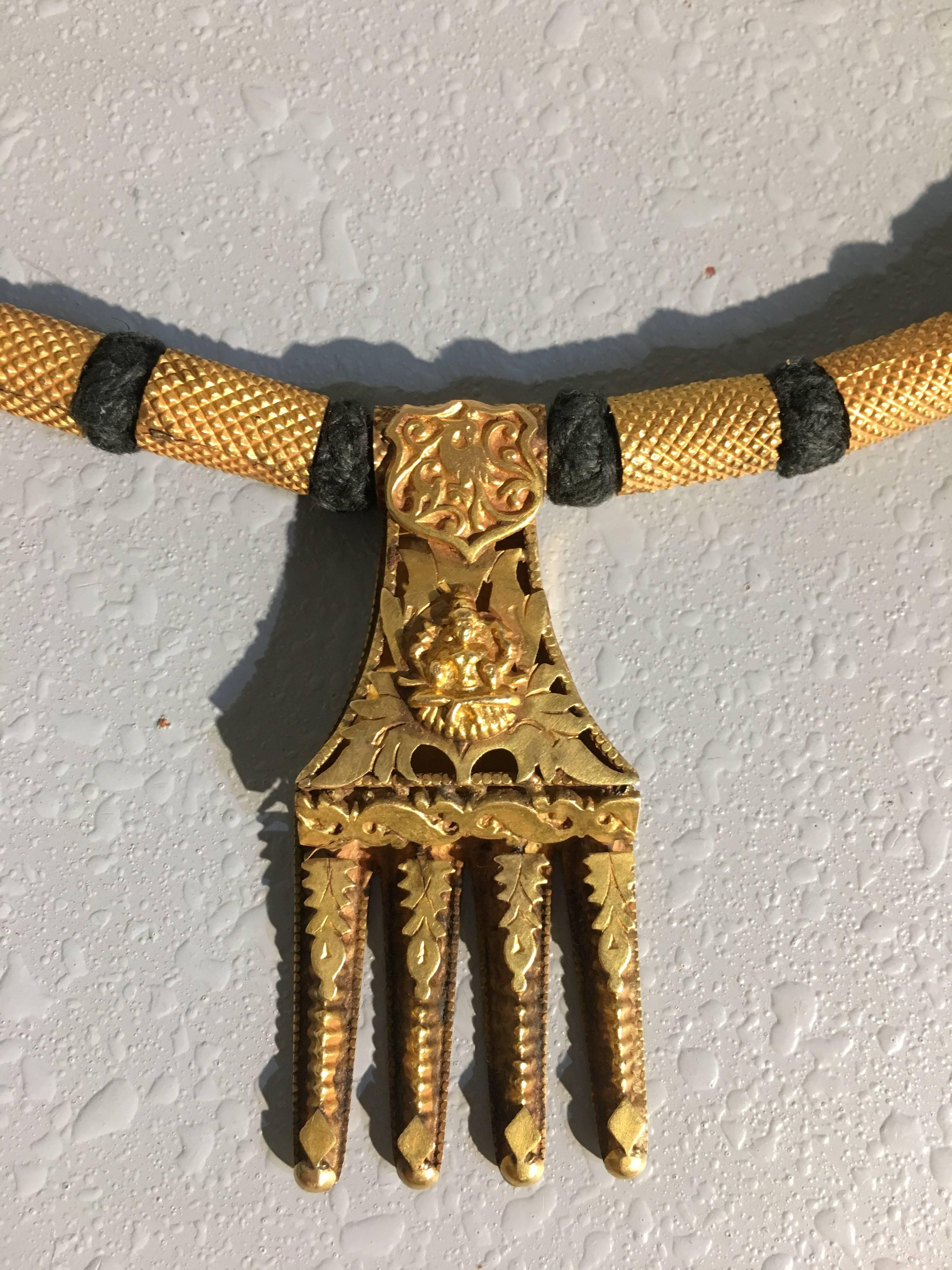 Collier de mariage en or 22k de la communauté Chettiar du Tamil Nadu, en Inde. 
Le collier est composé de cinq pendentifs avec un design de perroquets au sommet, et chacun avec quatre 