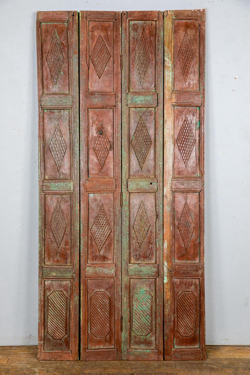 Questa elegante coppia di porte bifold in teak indiano del XIX secolo combina magnificamente l'artigianato con una ricca estetica storica. Realizzate in teak massiccio, queste porte sono caratterizzate da una classica struttura a pannelli che lascia