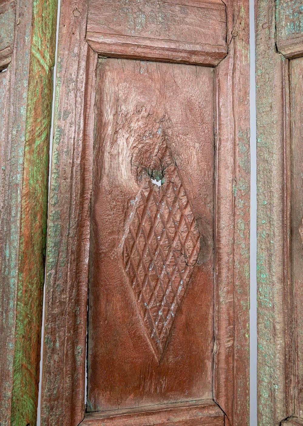 Intagliato a mano Porte bifold a pannelli in teak indiano, XIX secolo in vendita