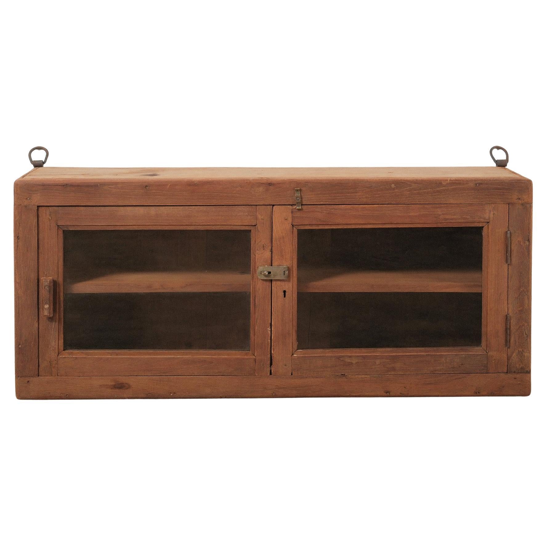 Armadio a muro in legno di teak indiano con ante in vetro e ferramenta originale in vendita