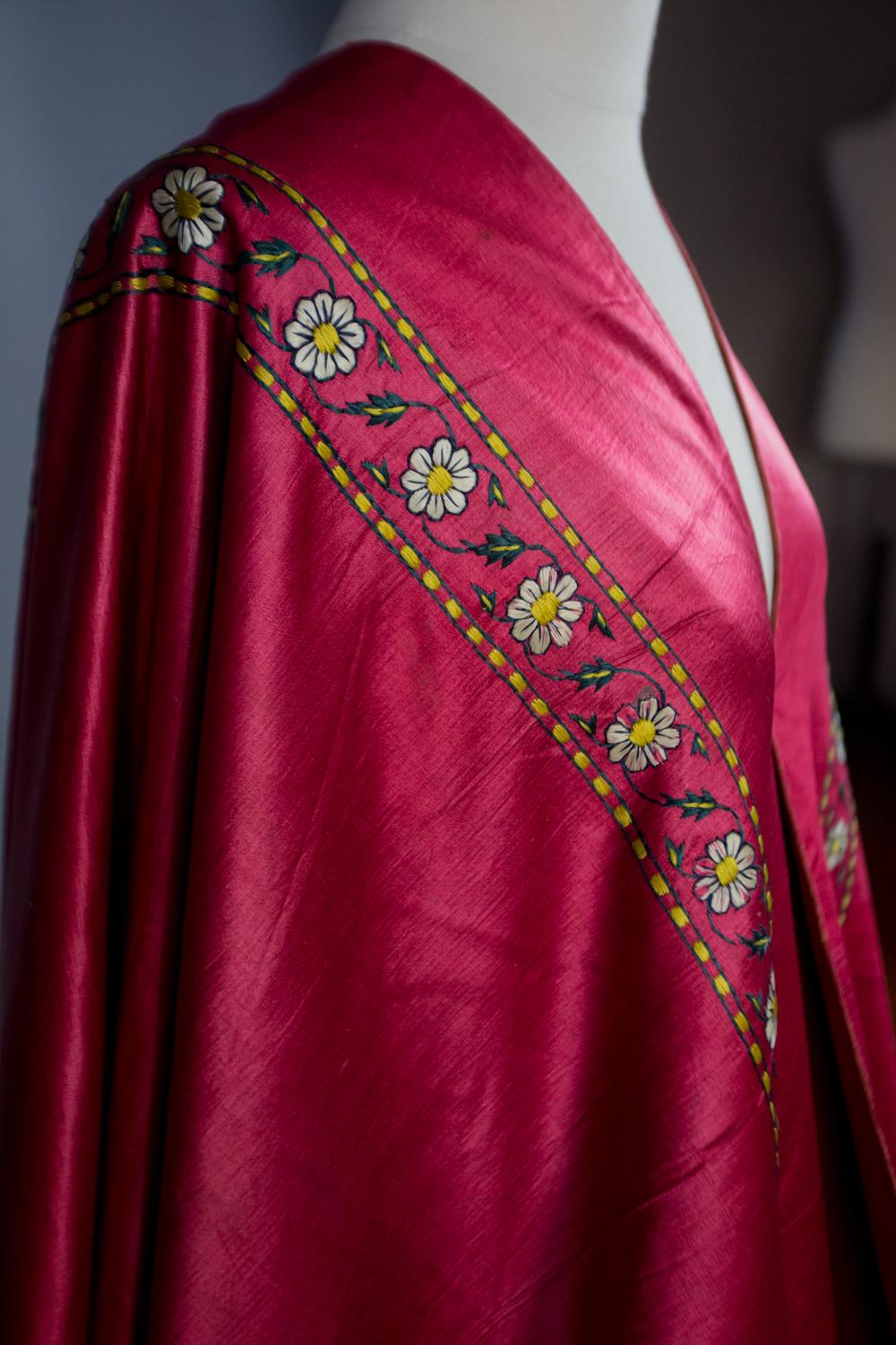 Rosso Tenda indiana o mantovana lunga in raso ricamato in stile Mughal - XIX secolo in vendita