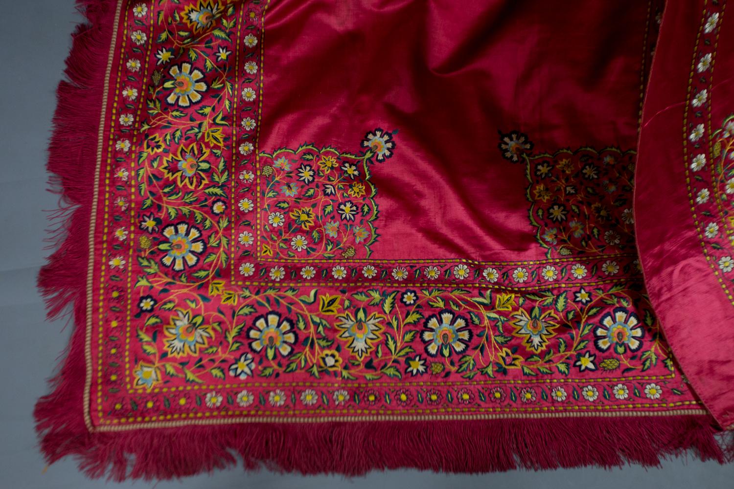 Indian Tent Or Long Embroidered Satin Valance in Mughal Style- 19th century In Excellent Condition For Sale In Toulon, FR