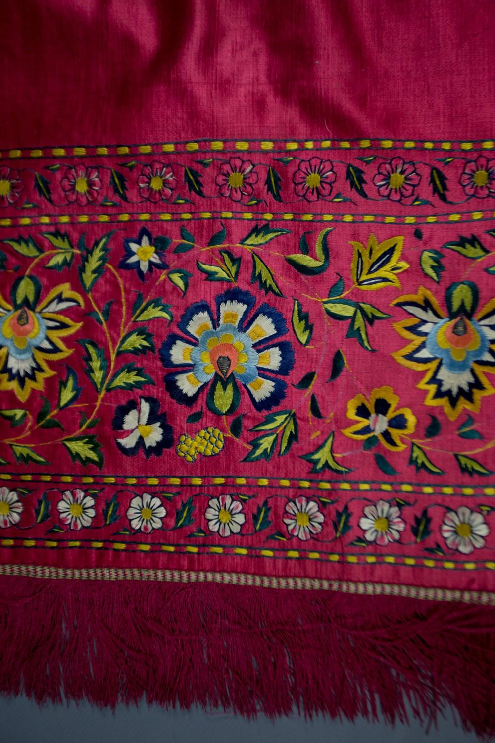 Indian Tent Or Long Embroidered Satin Valance in Mughal Style- 19th century For Sale 4