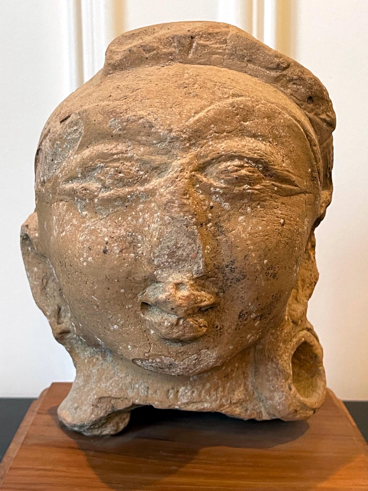 Arcaistico Testa scolpita in terracotta indiana del periodo Gupta in vendita