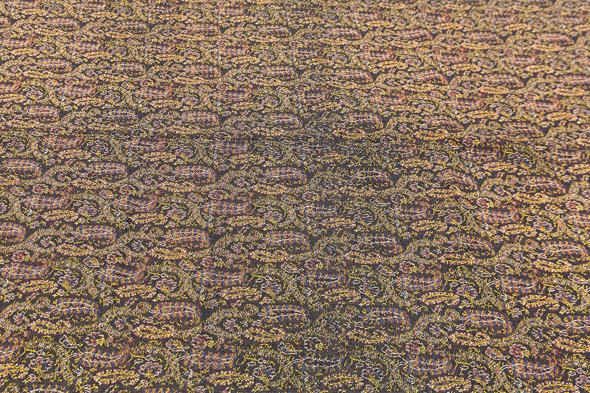 Tejido indio antiguo con diseño Paisley

Este tejido indio ricamente decorado presenta un motivo paisley repetido, símbolo tradicional de fertilidad y eternidad en las culturas india y persa. Los intrincados detalles se consiguen mediante un denso