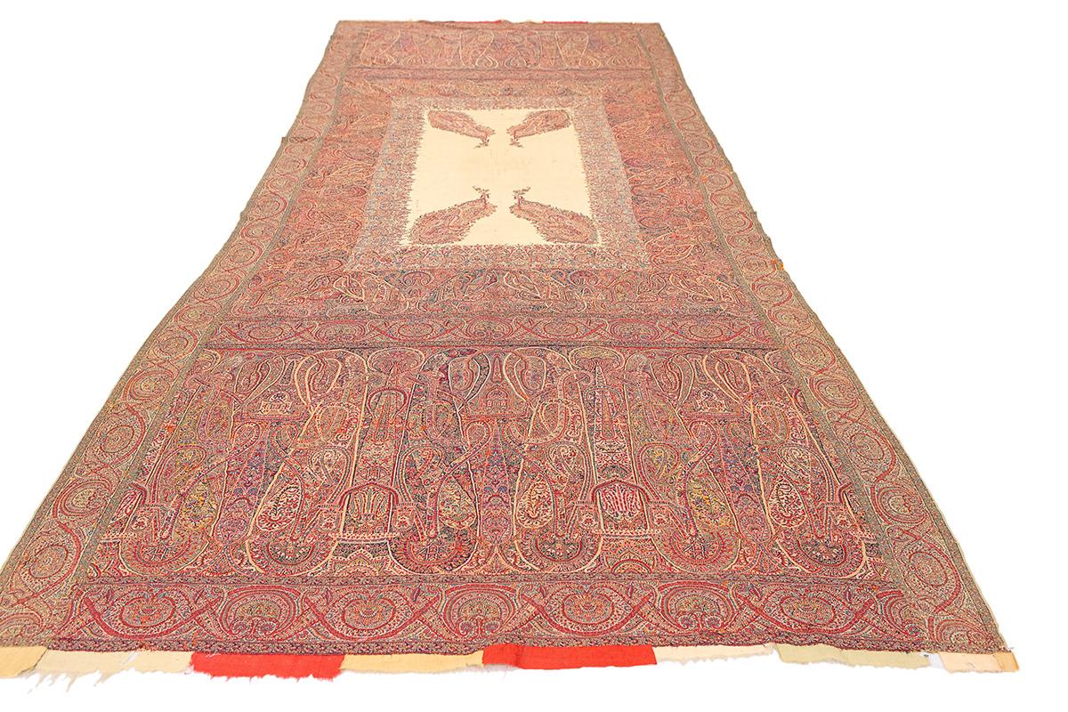 Textile indien ancien à motifs de paillis et de paons - Circa 1880
Cet exquis textile indien ancien, datant de la fin du XVIIIe siècle, est un exemple magistral de l'artisanat indien de la fin du XIXe siècle, probablement originaire des régions du