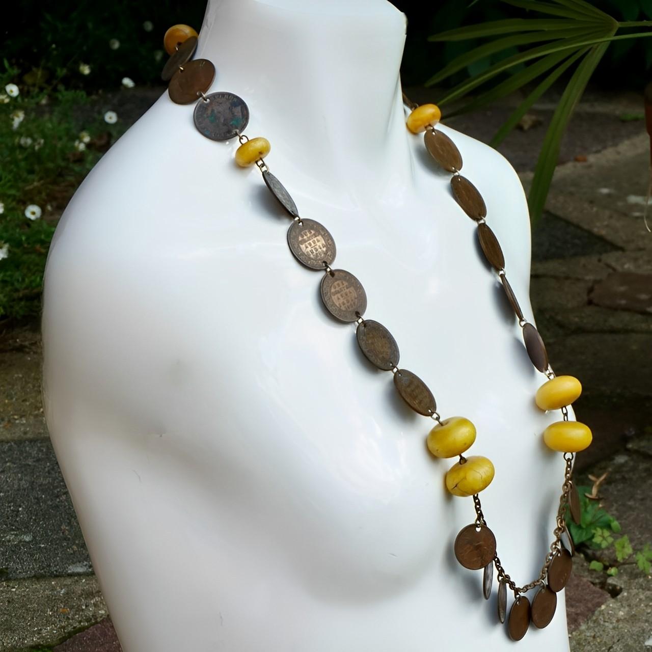 Collier de perles tibétaines indiennes et de résine jaune en vente 1