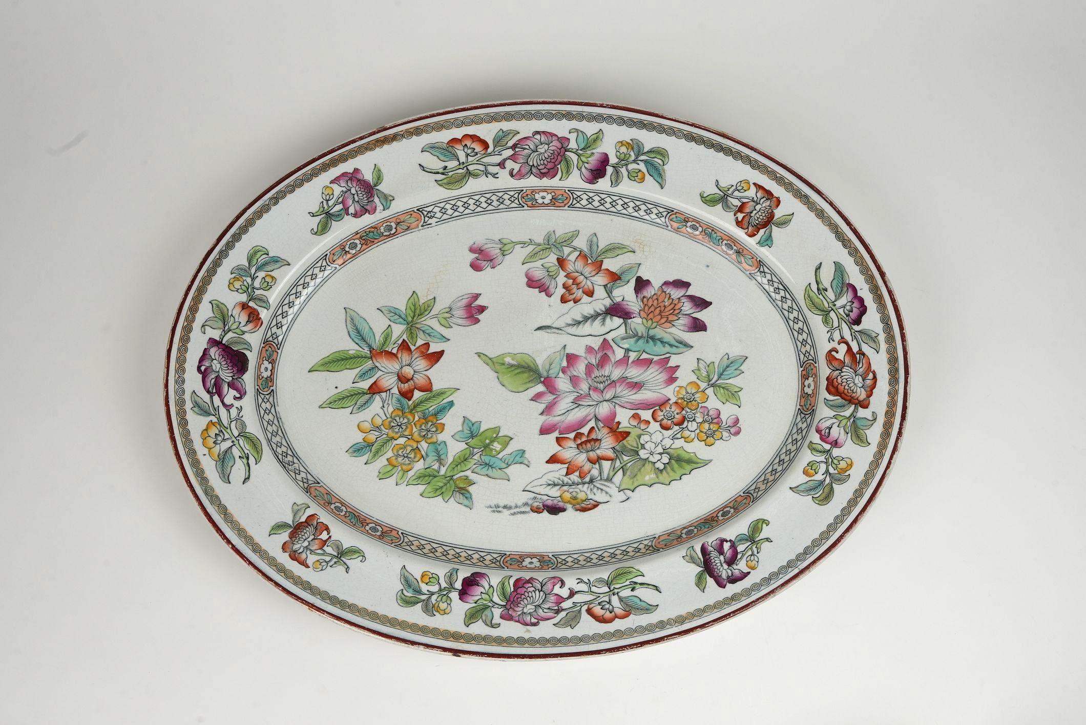 Diese großzügig bemessene Minton-Platte ist ein herausragendes Beispiel für das berühmte Indian Tree-Muster, das für seine reich stilisierten botanischen Motive bekannt ist, die östliche künstlerische Einflüsse mit englischer Handwerkskunst