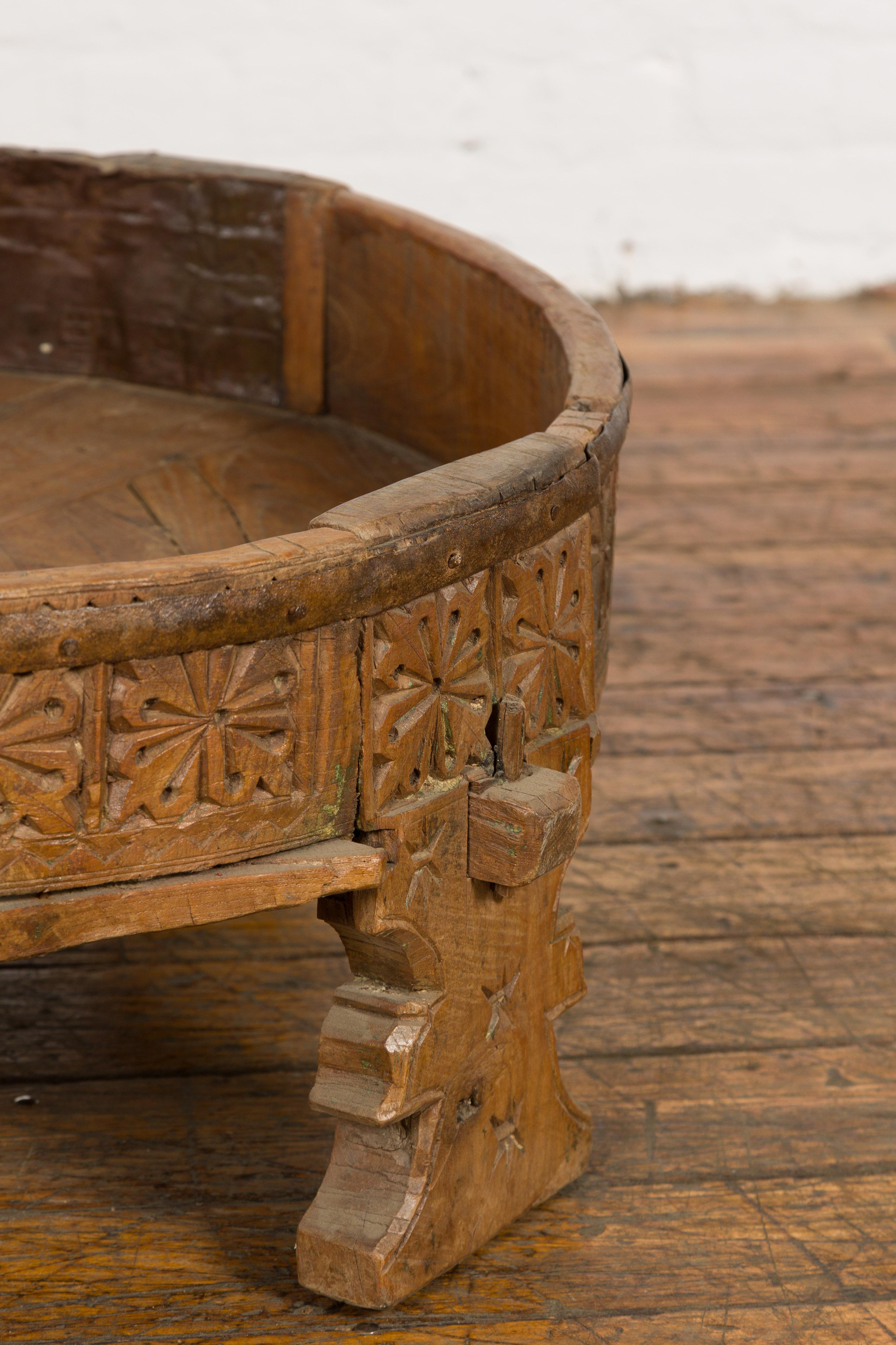 Table à moulure Chakki tribale indienne des années 1920 en teck avec motifs géométriques sculptés à la main en vente 2