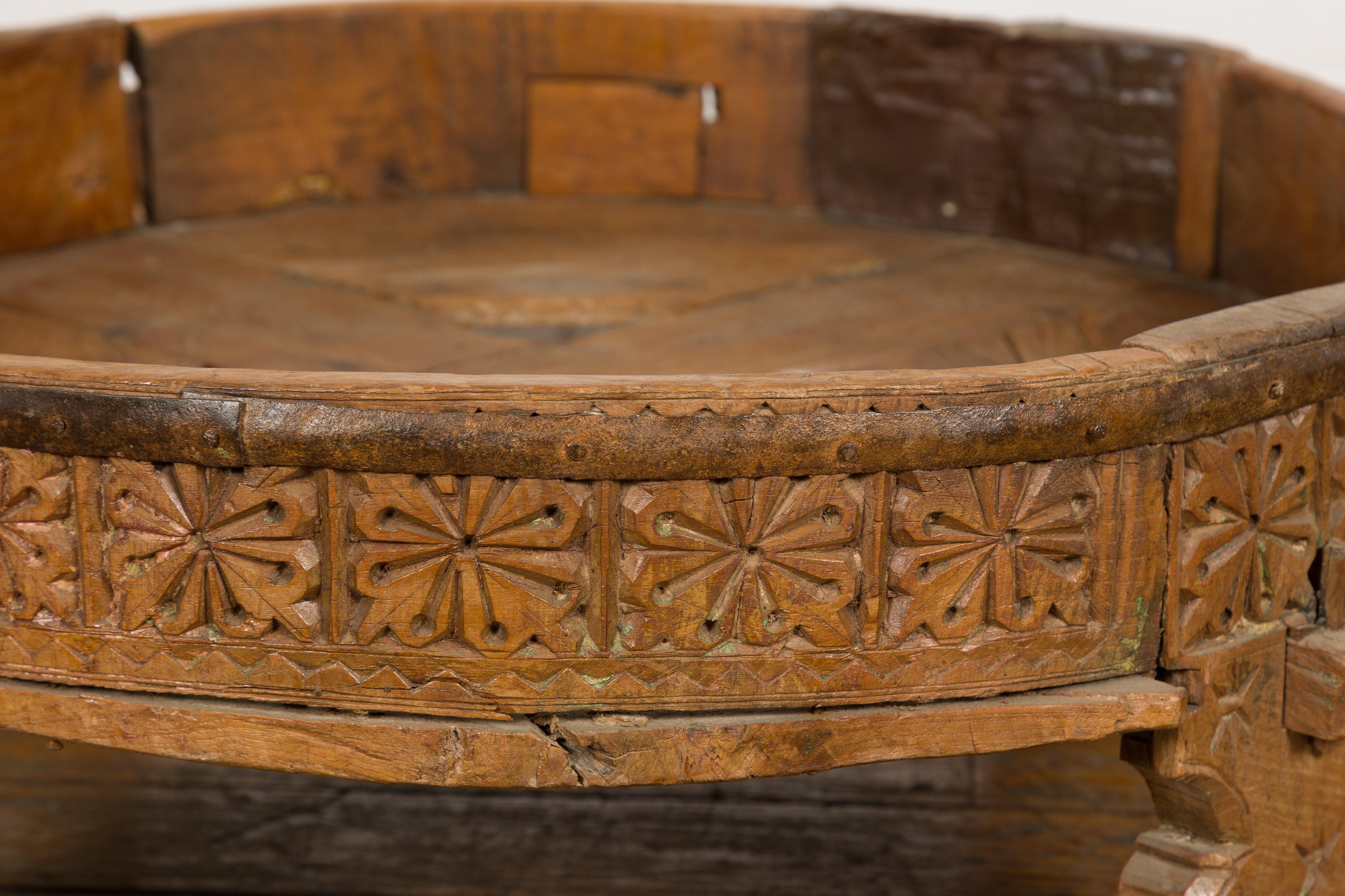 Table à moulure Chakki tribale indienne des années 1920 en teck avec motifs géométriques sculptés à la main en vente 4