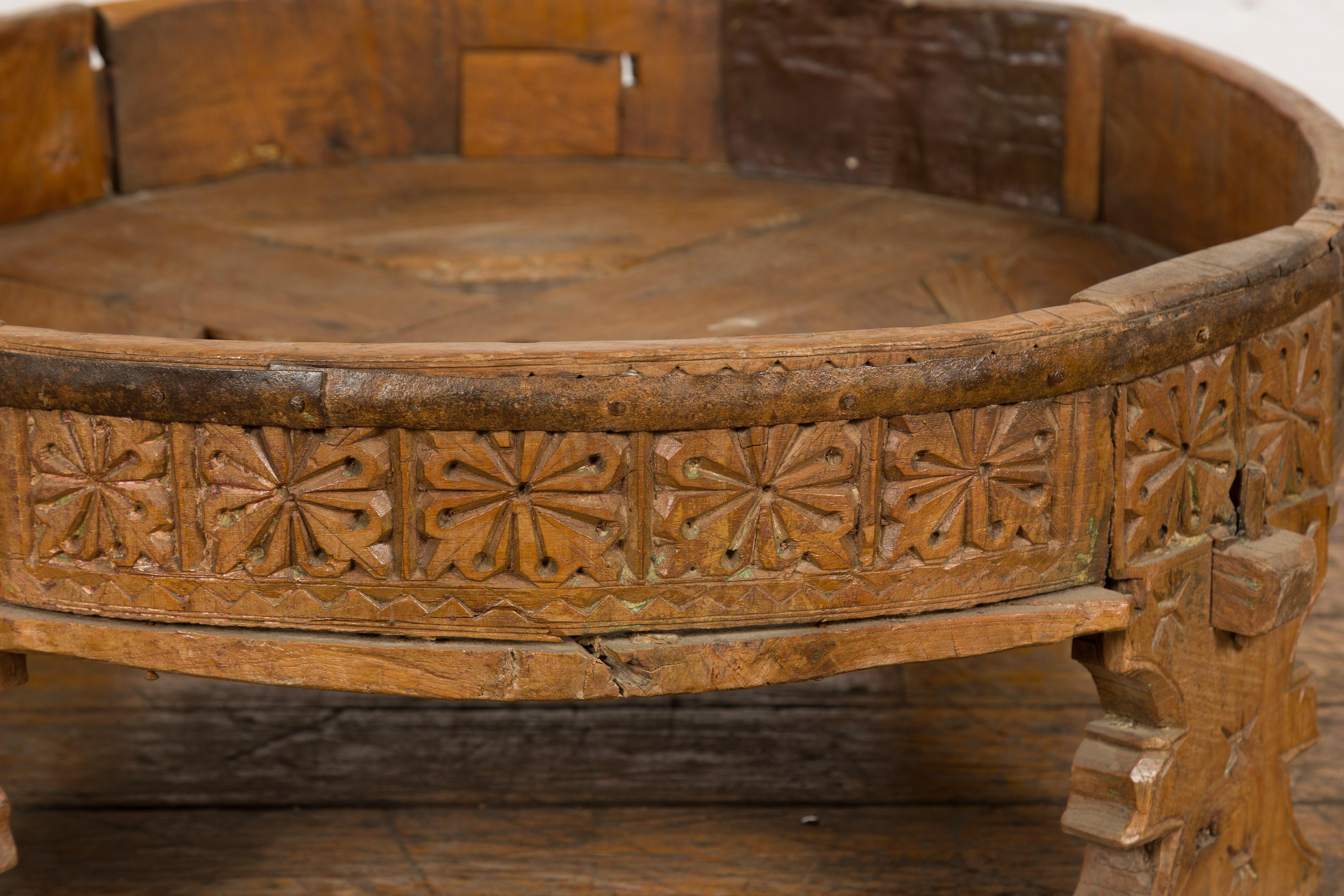 20ième siècle Table à moulure Chakki tribale indienne des années 1920 en teck avec motifs géométriques sculptés à la main en vente