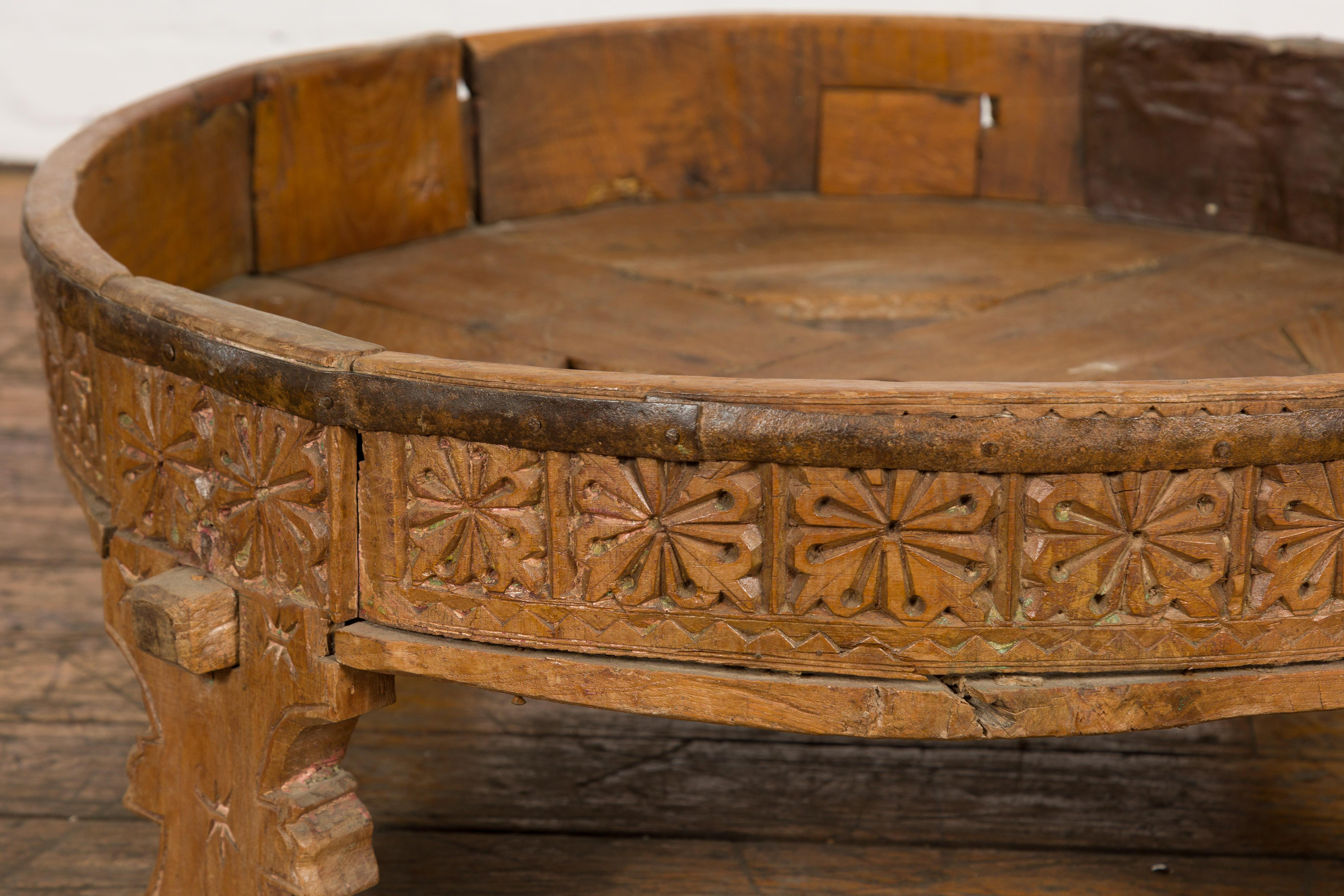 Teck Table à moulure Chakki tribale indienne des années 1920 en teck avec motifs géométriques sculptés à la main en vente