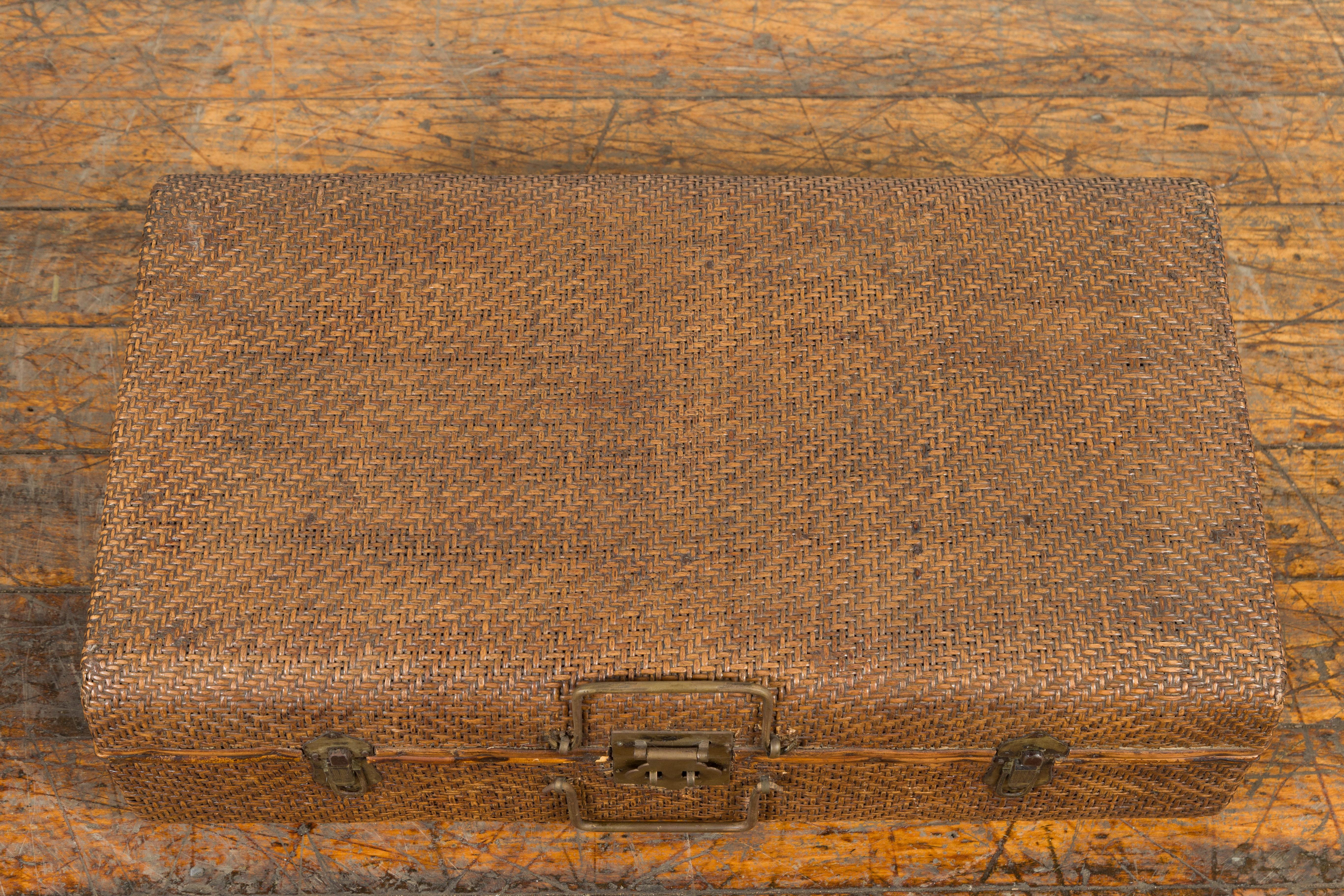 Valise indienne vintage en bambou et rotin tressé avec quincaillerie en laiton en vente 2