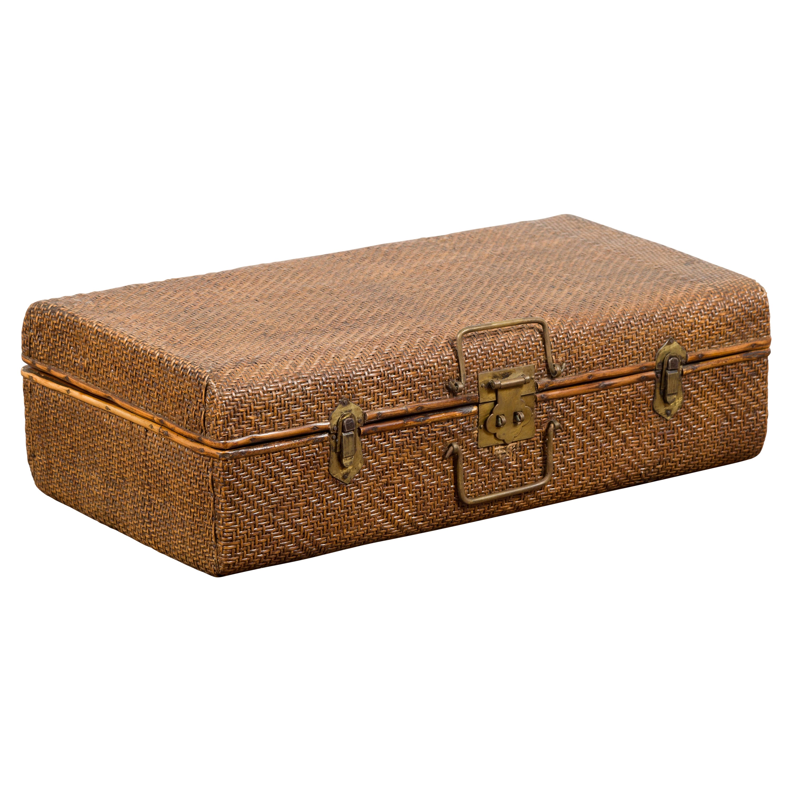Valise indienne vintage en bambou et rotin tressé avec quincaillerie en laiton