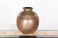 Vieux pot à eau indien en laiton avec anneaux concentriques et aspect dégradé