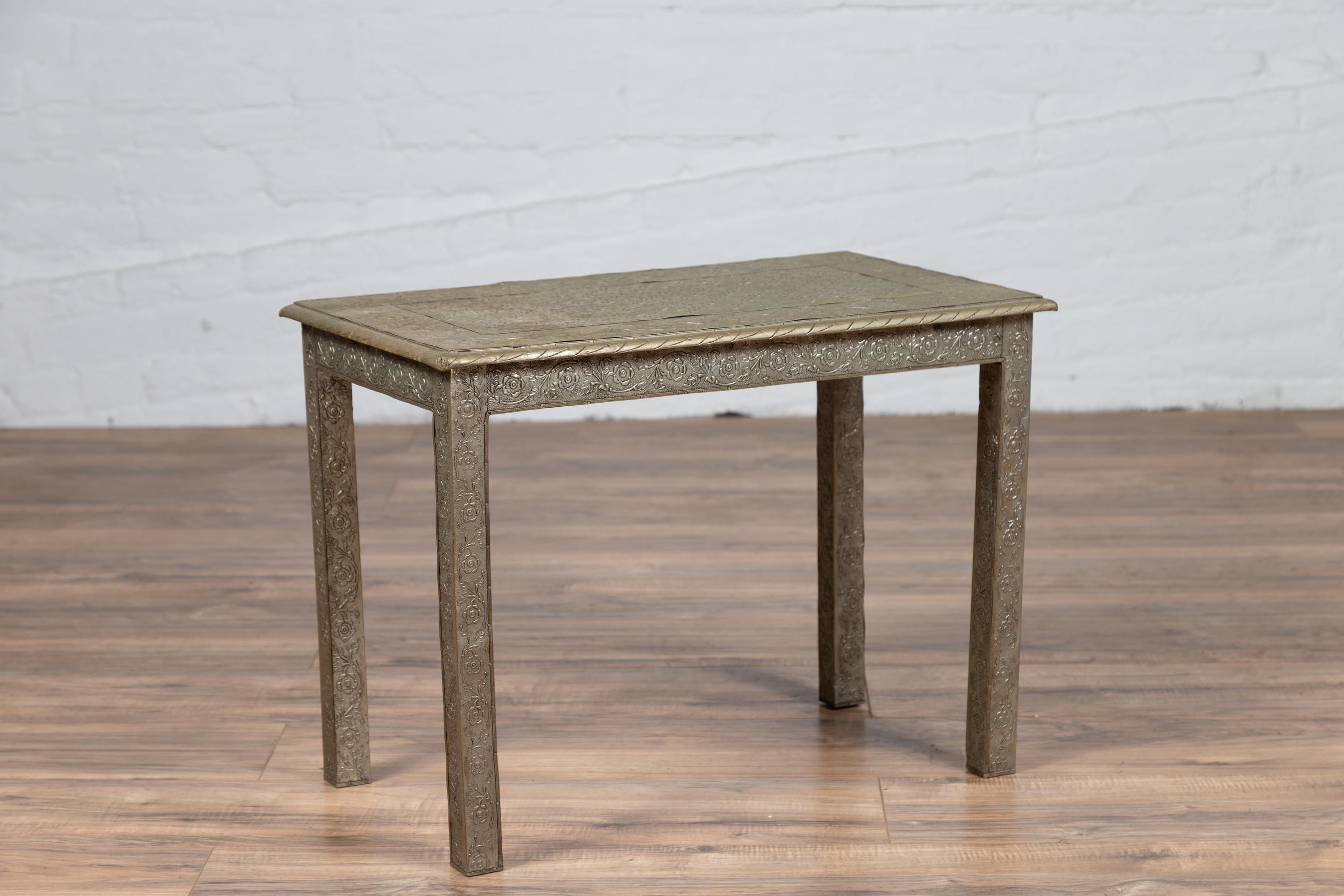 Table basse en tôle usinée à la main avec recouvrement d'argent et décor floral en vente 5