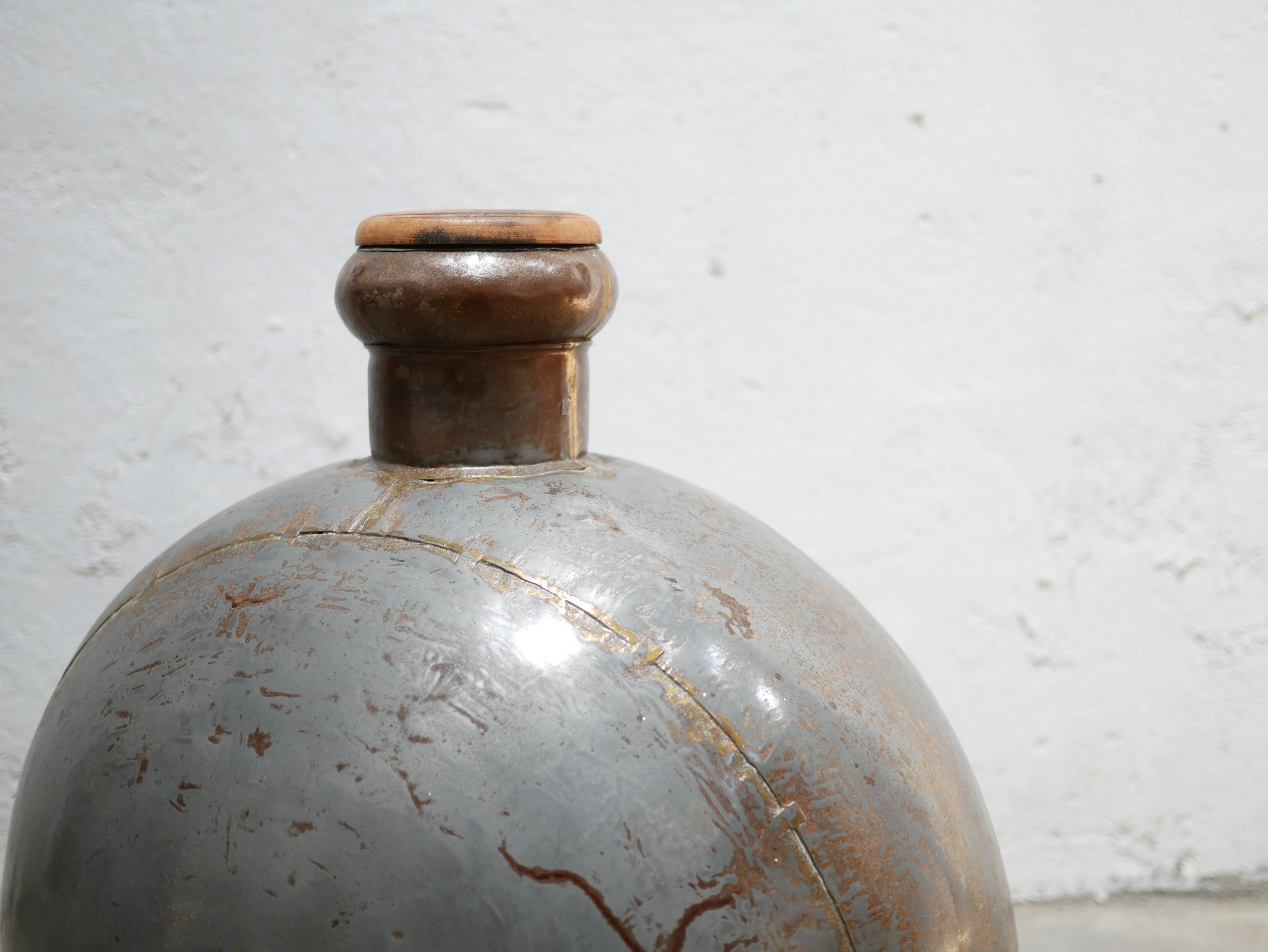 Indian vintage metal carboy In Good Condition In AIGNAN, FR