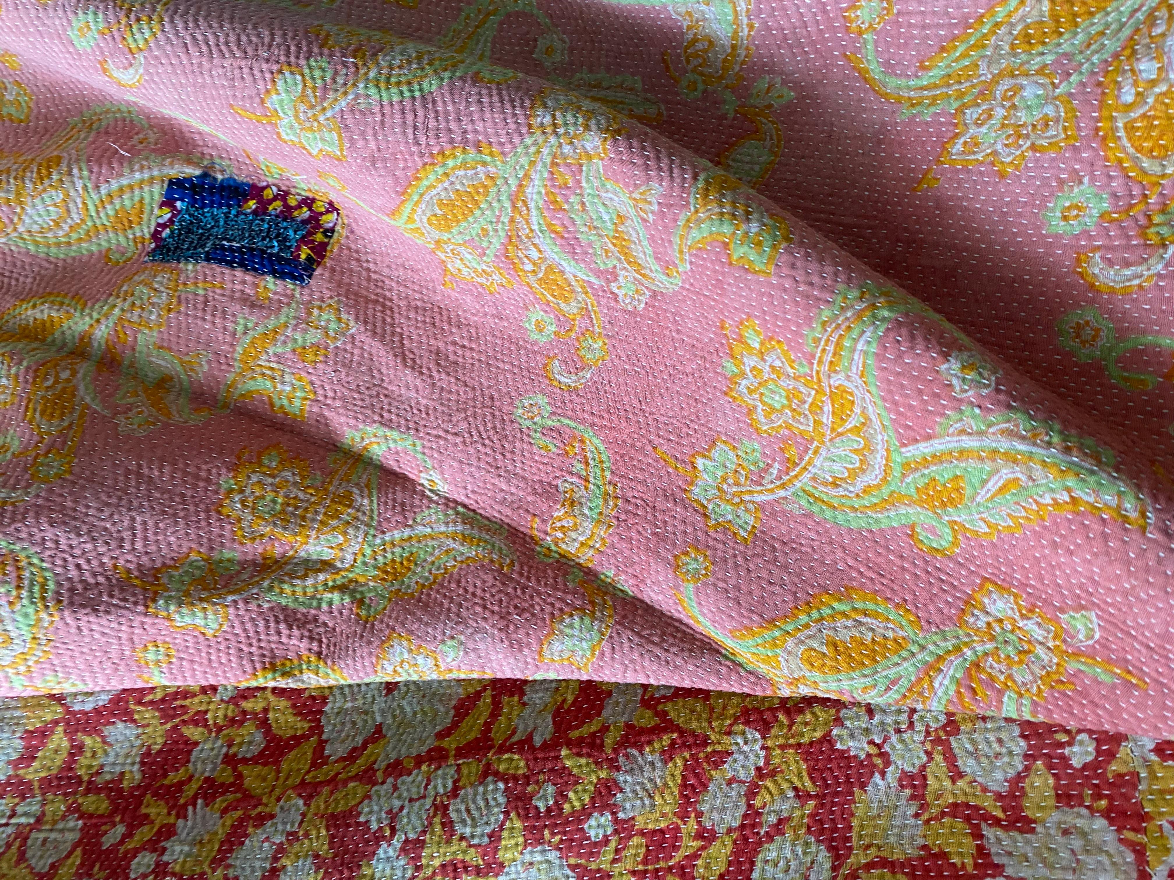 Vintage indian quilt called « kantha »
Traditional technique of block print
Very Nice bed cover or spray
Unique pièce 
