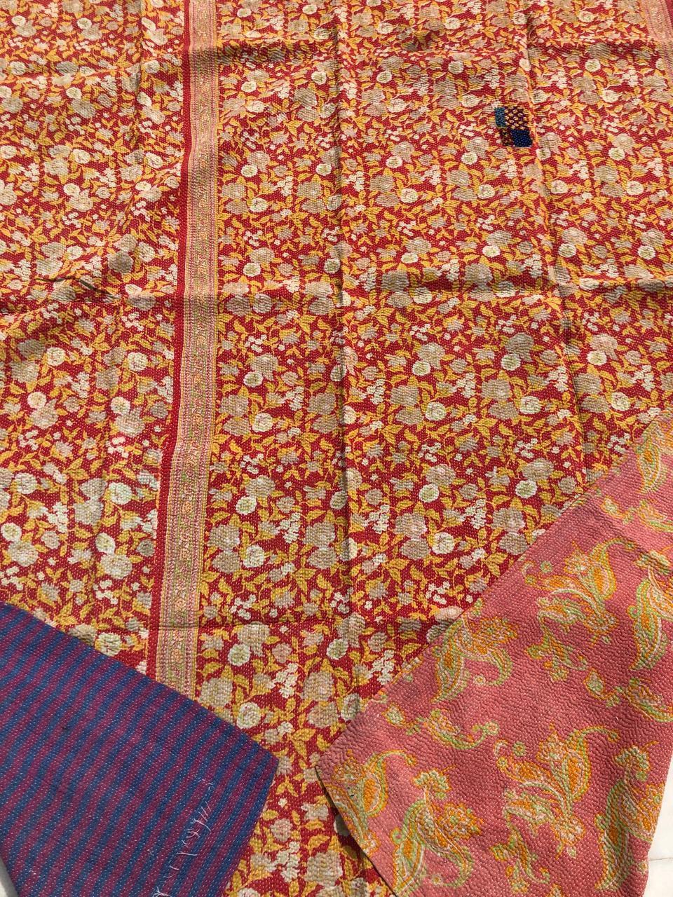 Indian vintage quilt In Excellent Condition For Sale In BORDEAUX, FR