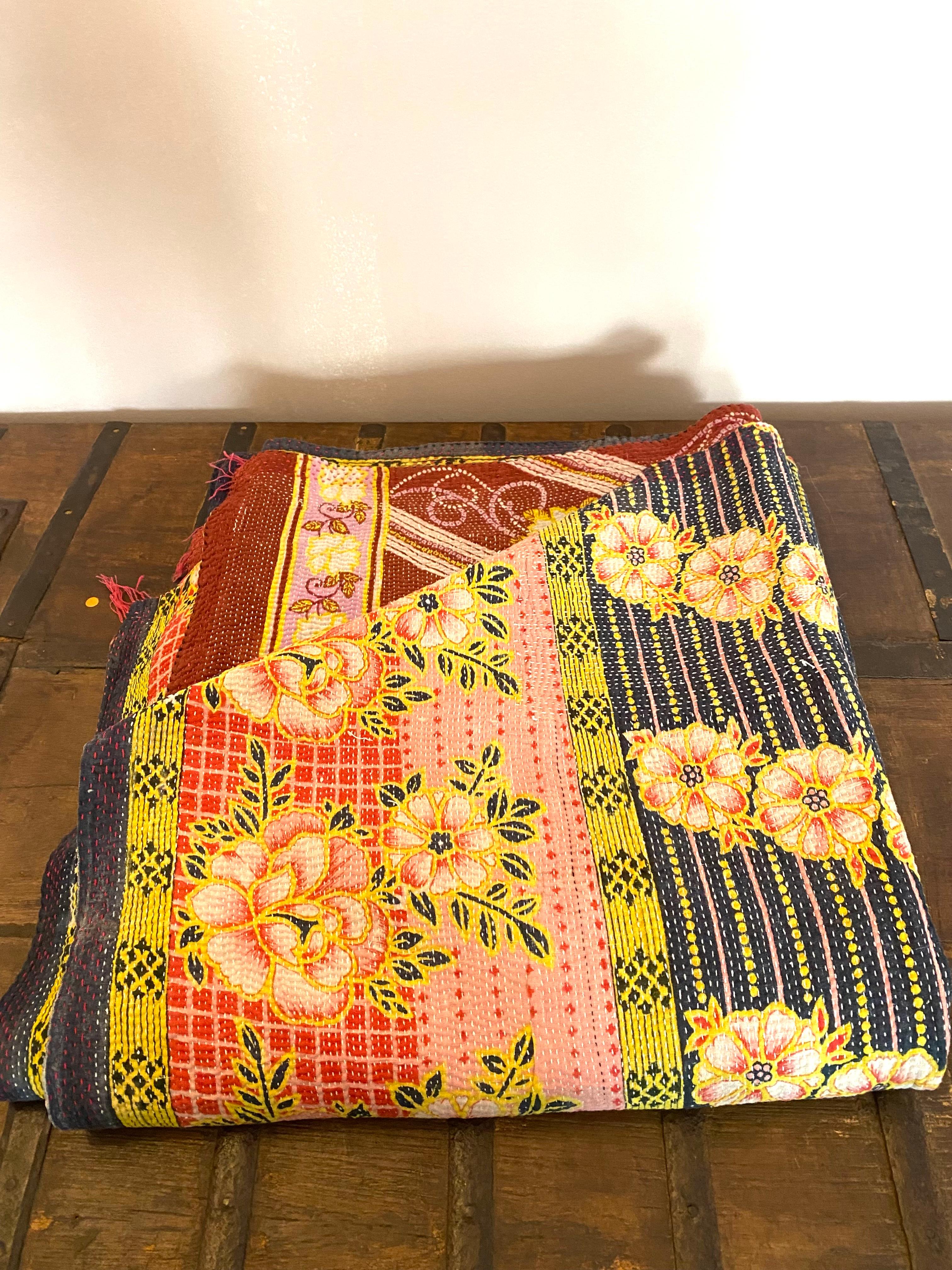 Indian vintage quilt In Excellent Condition For Sale In BORDEAUX, FR