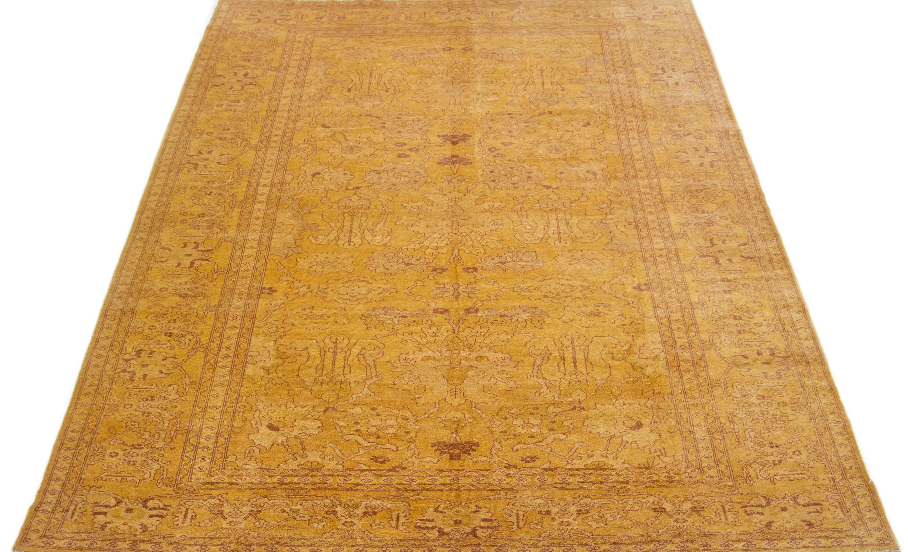 Ce tapis en laine noué à la main présente un magnifique design indien vintage, avec un champ de couleur verge d'or accentué par de superbes accents bruns dans un élégant motif all-over.

Ce tapis mesure 9' x 13'.