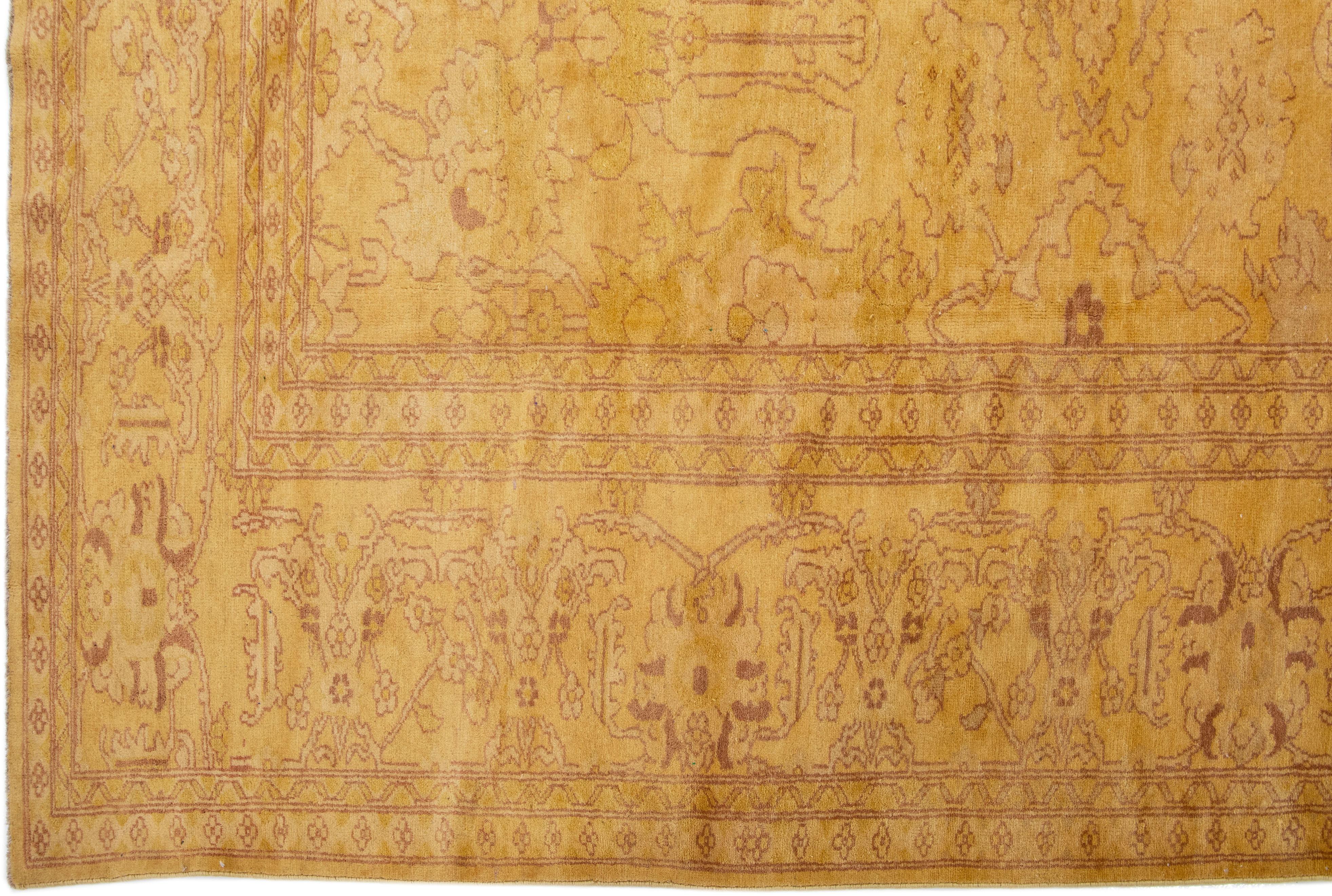 Noué à la main Tapis indien vintage en laine à motifs floraux sur toute sa surface dans le motif Goldenrod en vente