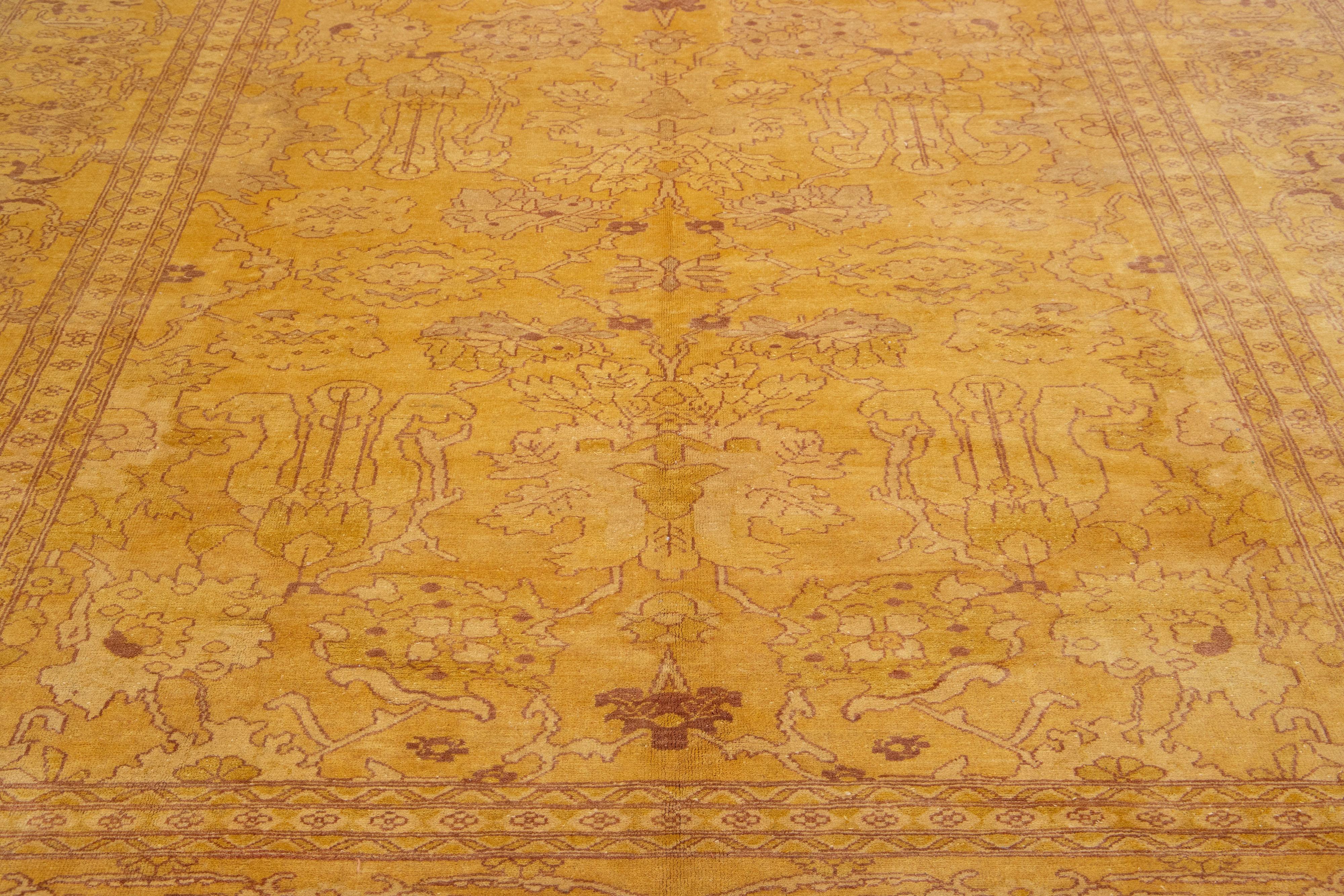 Tapis indien vintage en laine à motifs floraux sur toute sa surface dans le motif Goldenrod Excellent état - En vente à Norwalk, CT