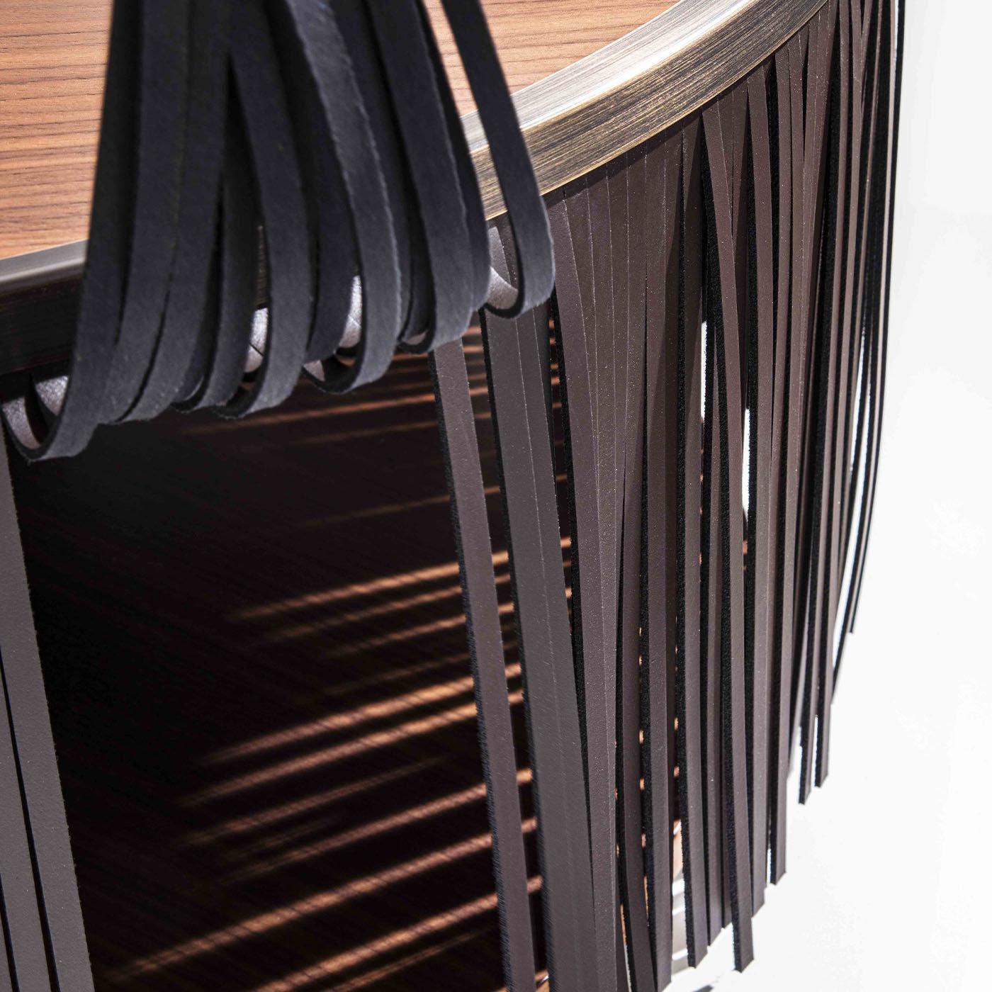 Moderne Table basse en noyer indien avec frange en cuir noir en vente