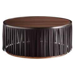 Table basse indienne en noyer avec frange en cuir noir