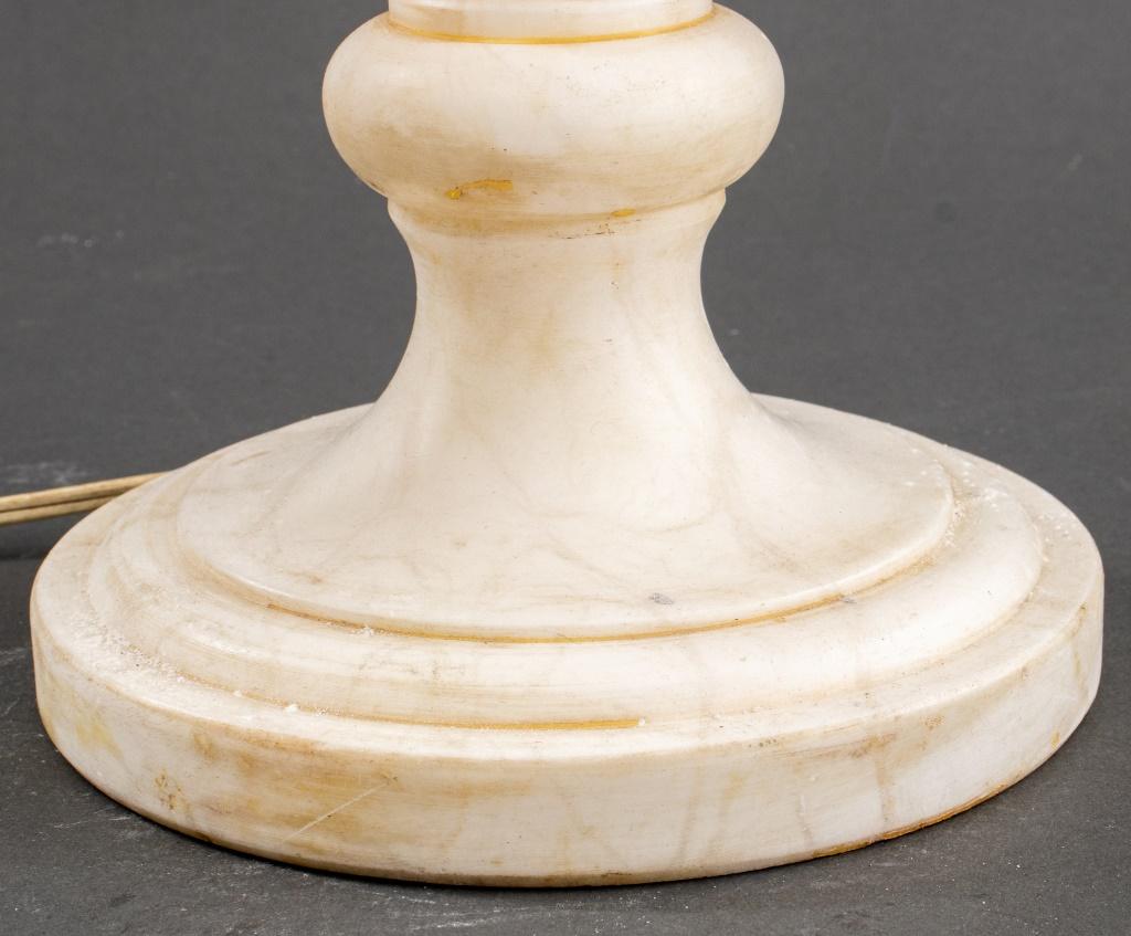 Anglo-indien Lampe urne indienne en marbre blanc en vente