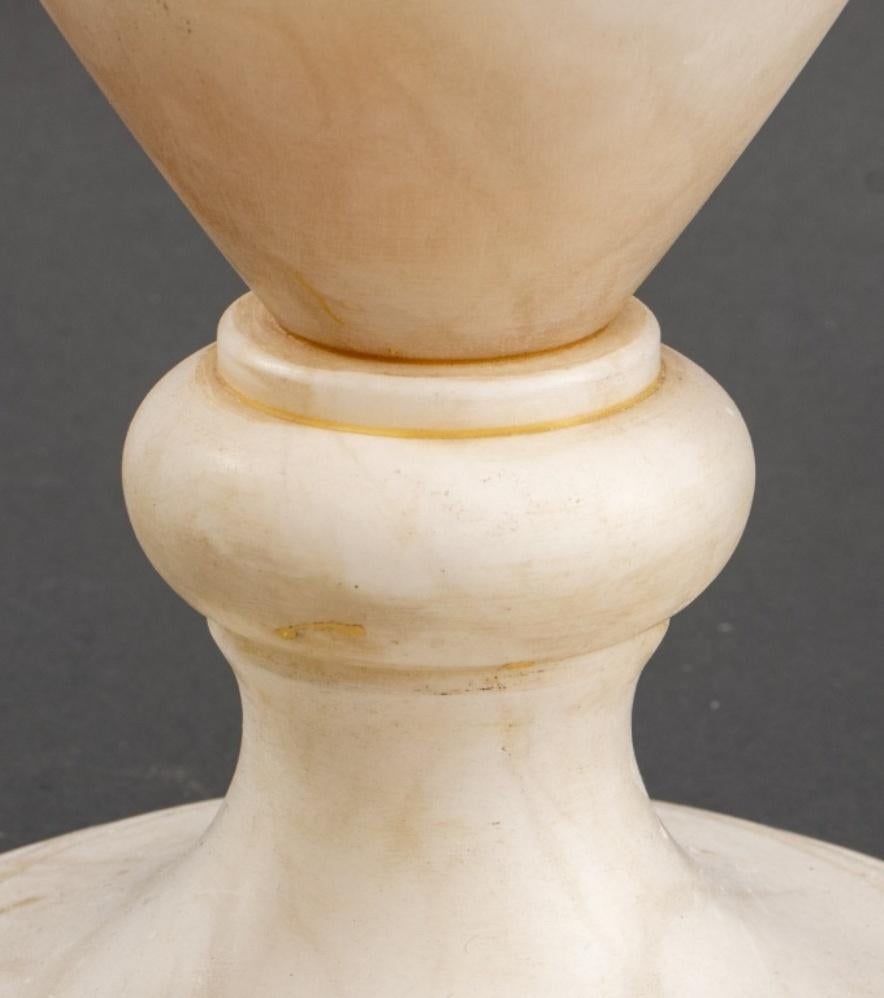 Marbre Lampe urne indienne en marbre blanc en vente