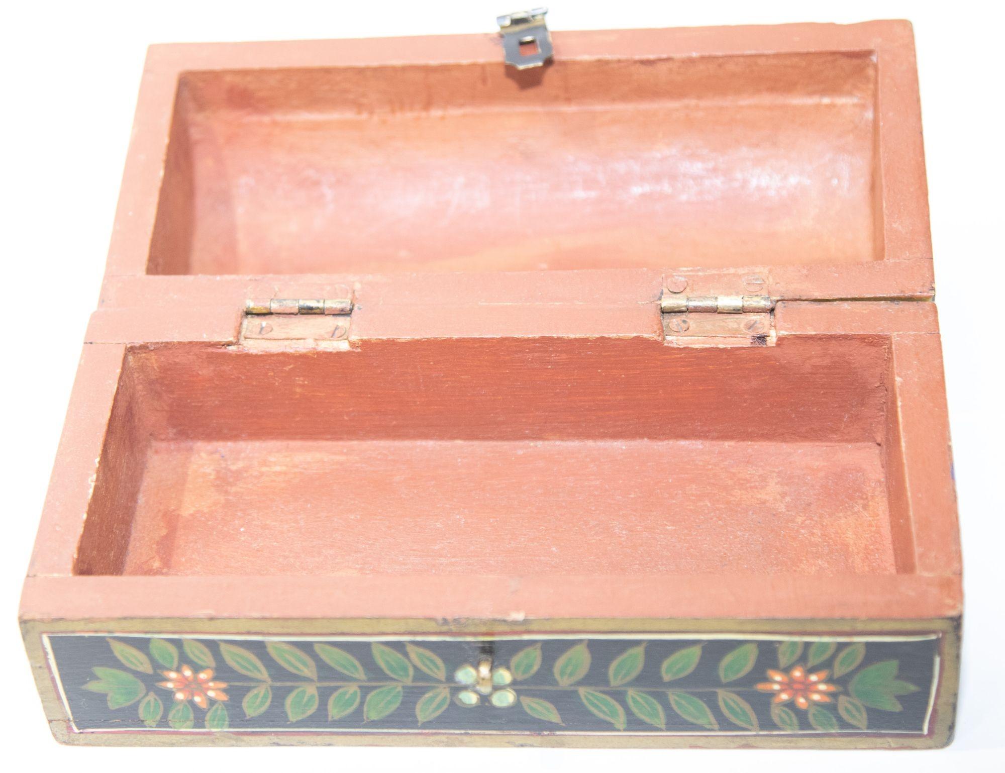 Boîte à stylos indienne en bois avec scènes figuratives peintes à la main en vente 2