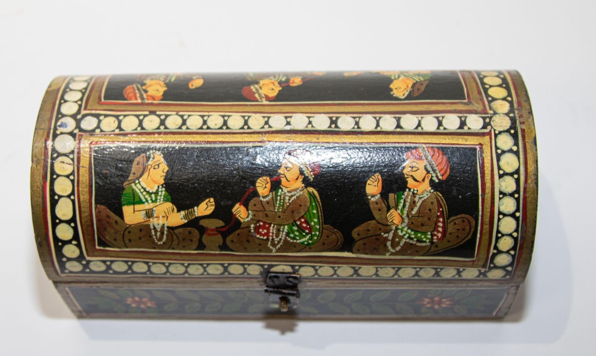 Boîte à stylos indienne en bois avec scènes figuratives peintes à la main en vente 3