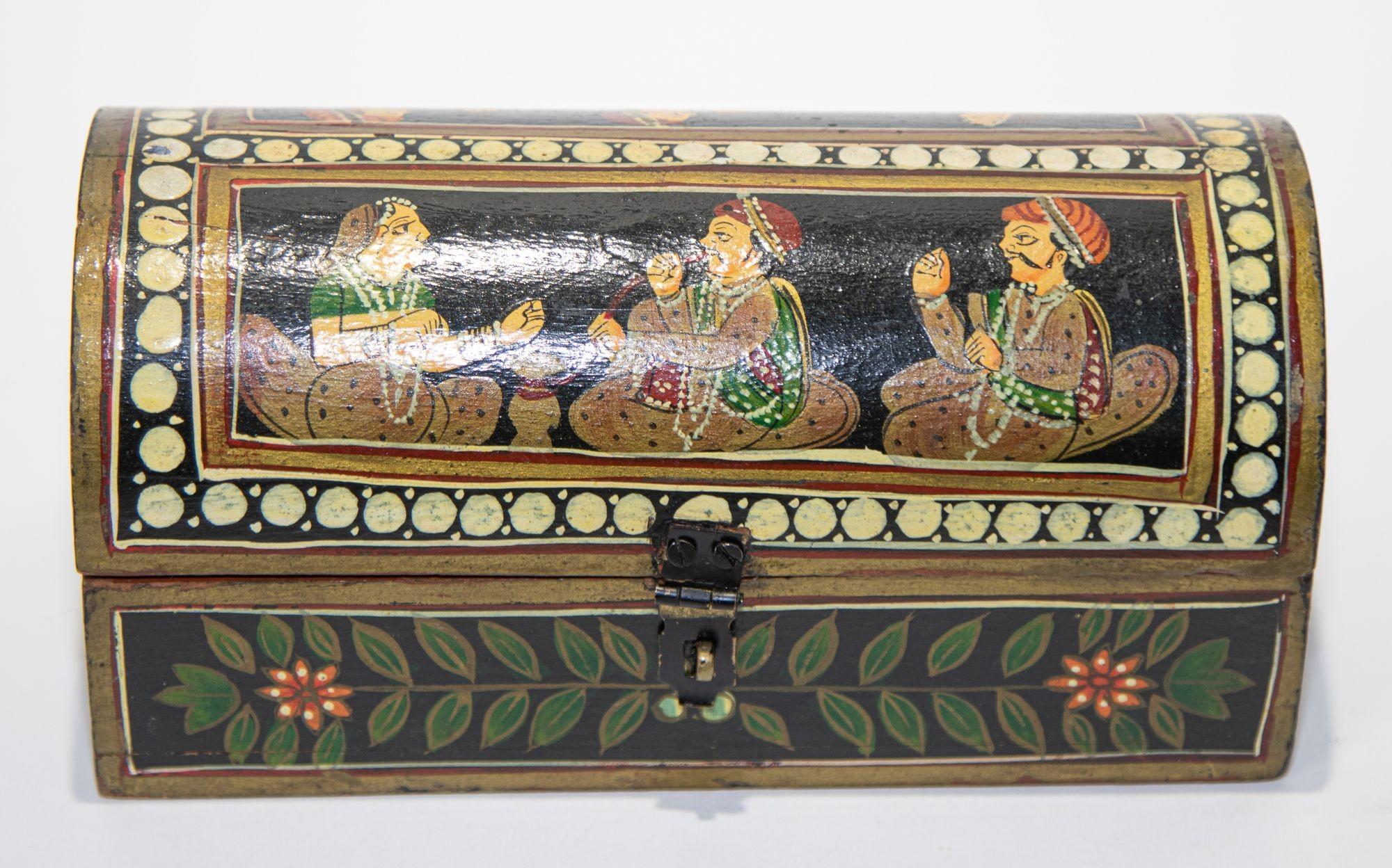 Anglo Raj Boîte à stylos indienne en bois avec scènes figuratives peintes à la main en vente