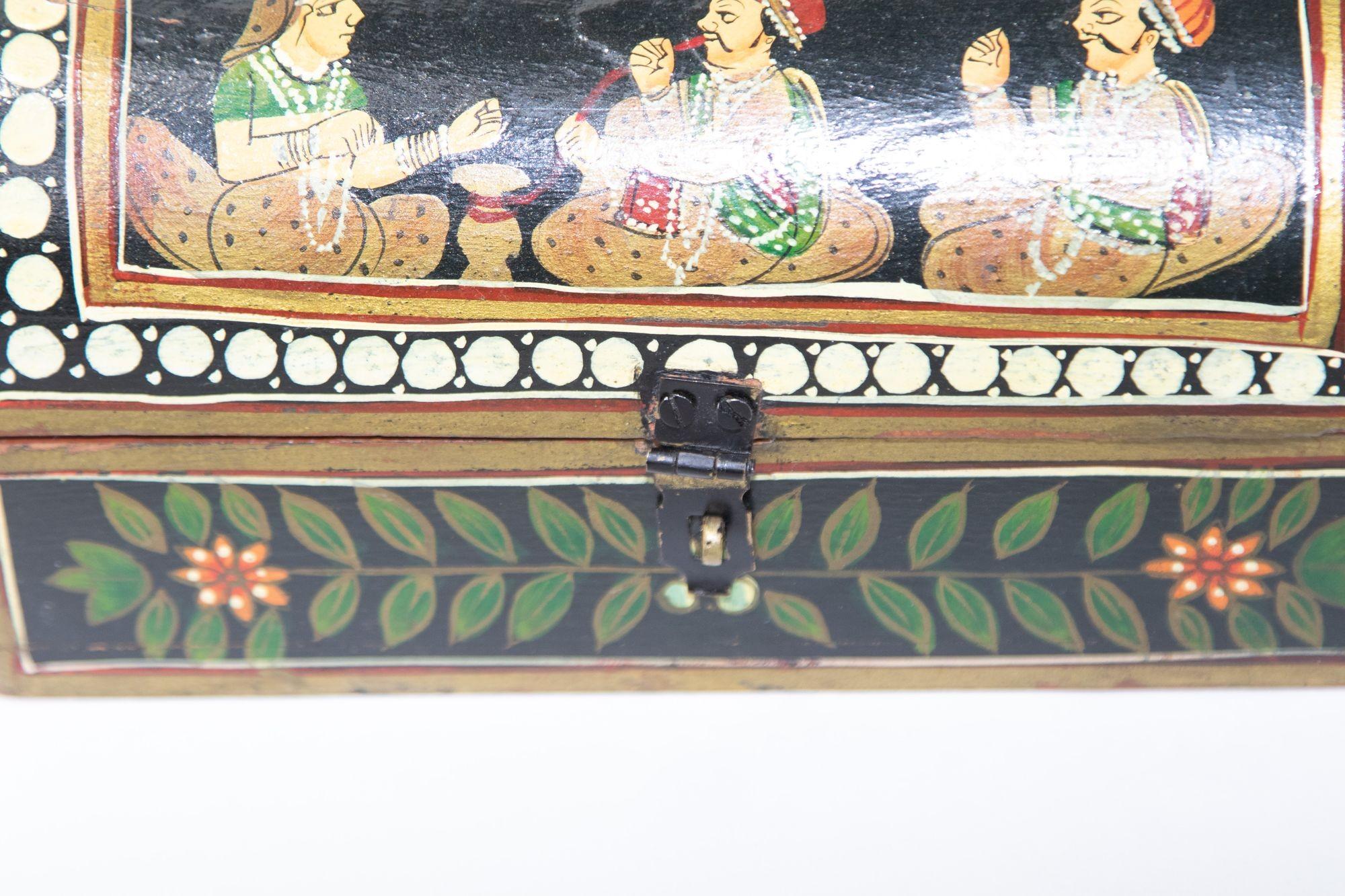 Boîte à stylos indienne en bois avec scènes figuratives peintes à la main Bon état - En vente à North Hollywood, CA
