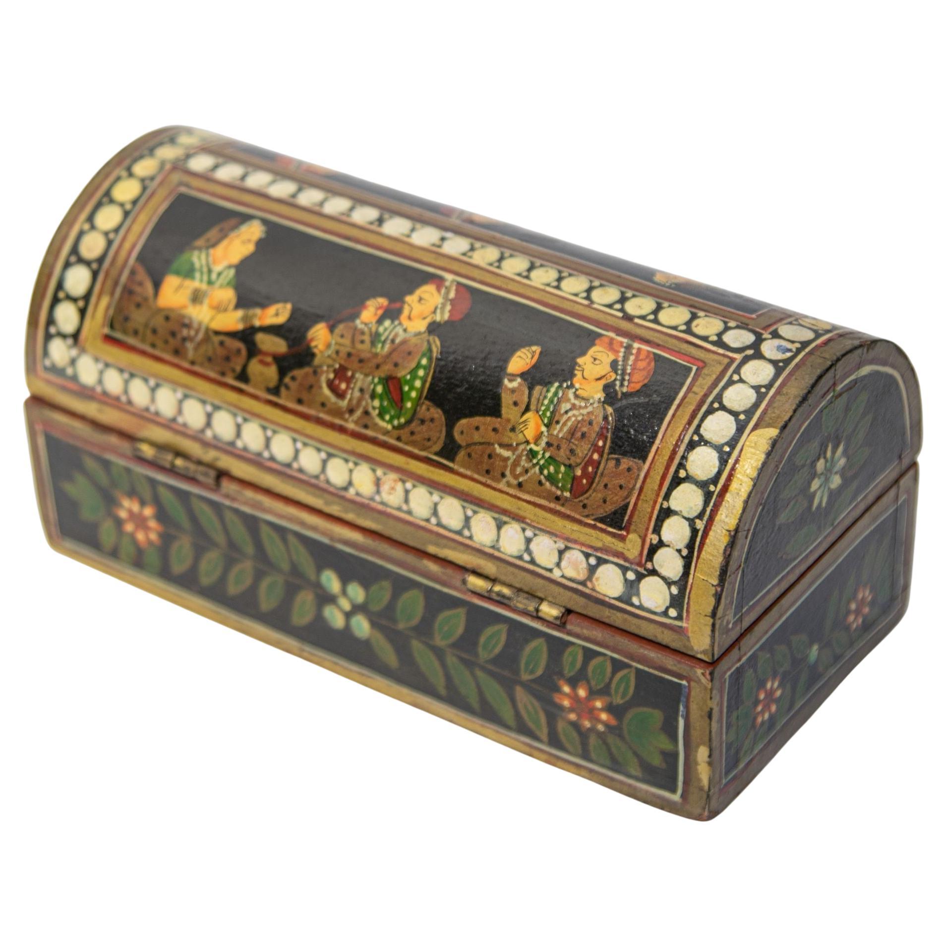 Boîte à stylos indienne en bois avec scènes figuratives peintes à la main en vente