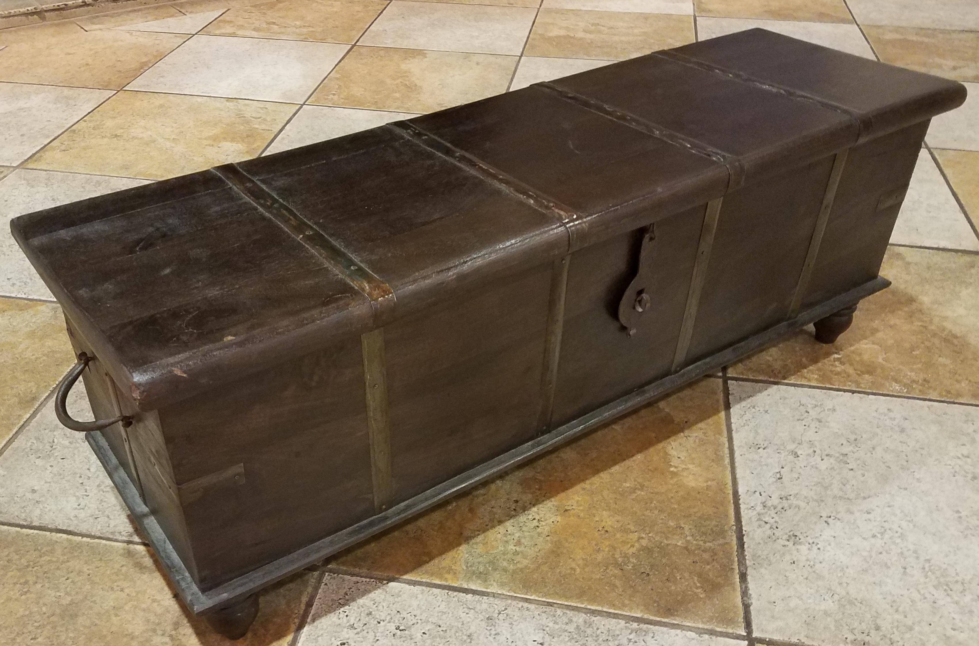 Indian Wooden Bench Trunk, Media Stand In Excellent Condition In Orlando, FL