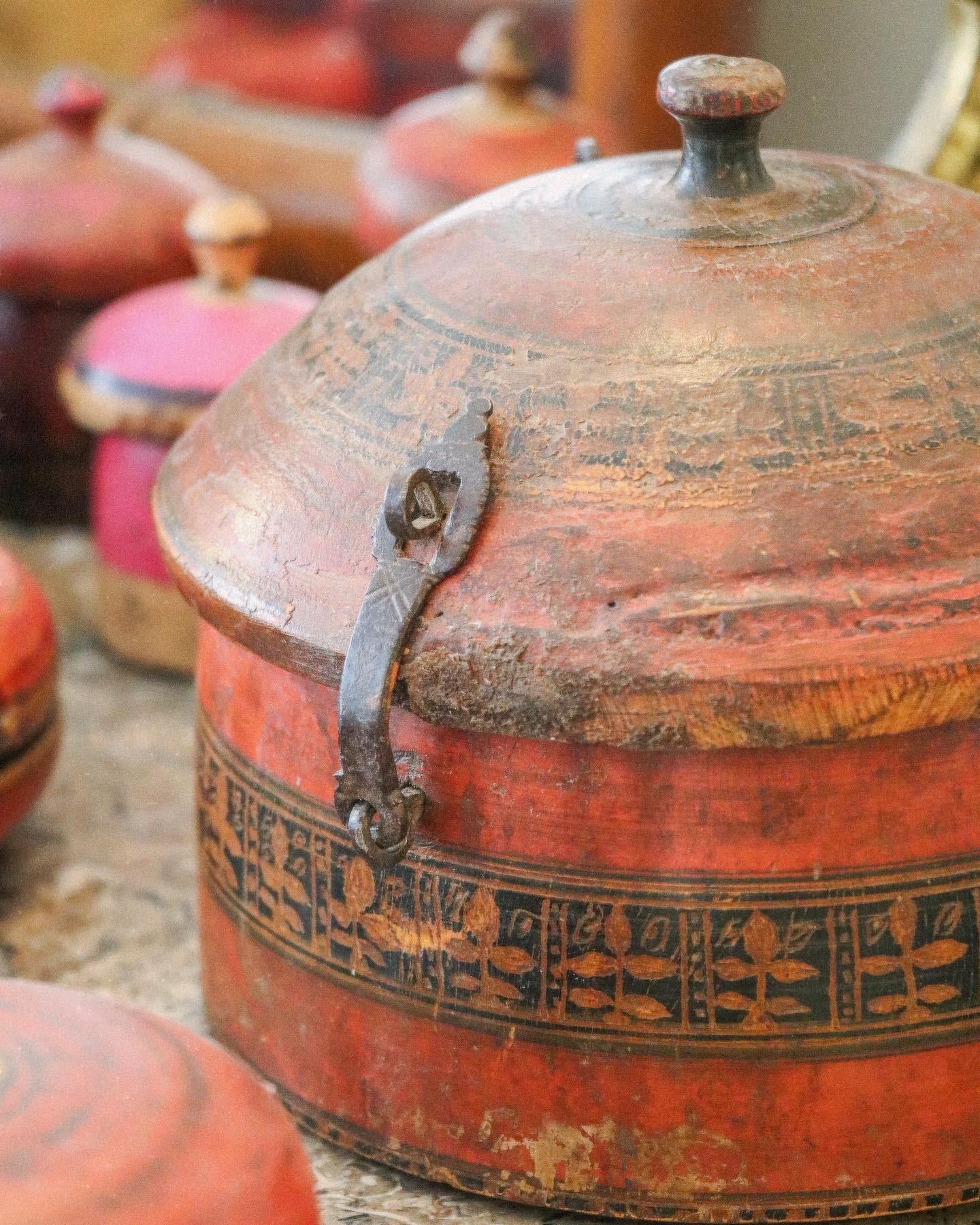 Délicieuse boîte en bois indien polychromé utilisée pour  le stockage des bijoux
Très belle utilisation du fer gravé