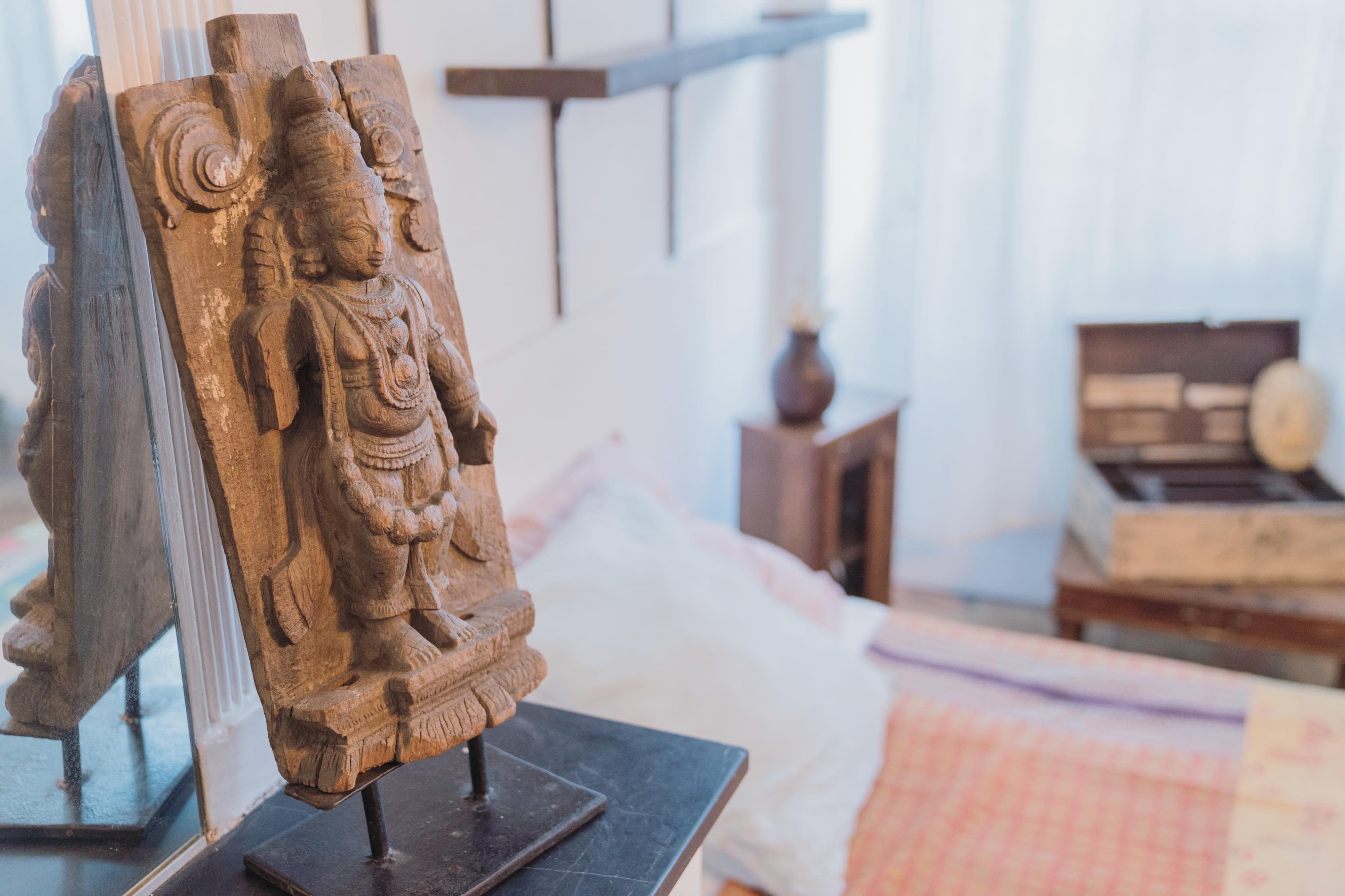 Sculpté à la main Sculpture indienne en bois Fin du 19e siècle en vente