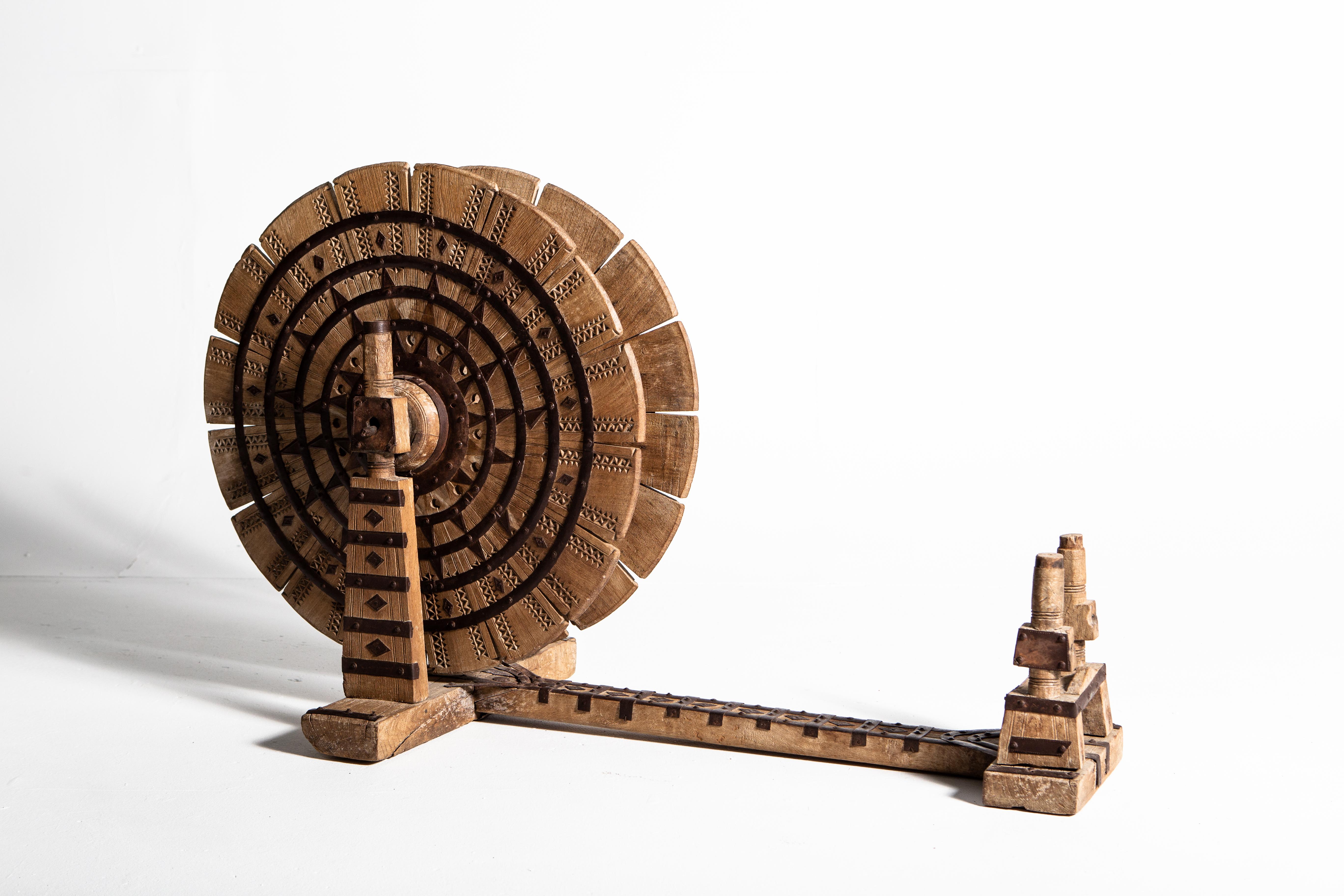 Dieses Stück stammt aus Rajasthan:: Indien:: und ist aus Hartholz mit Metallbeschlägen gefertigt:: um 1960. Spinnräder dieser Art werden schon seit Hunderten von Jahren zur Herstellung von Garnen und Fäden verwendet.