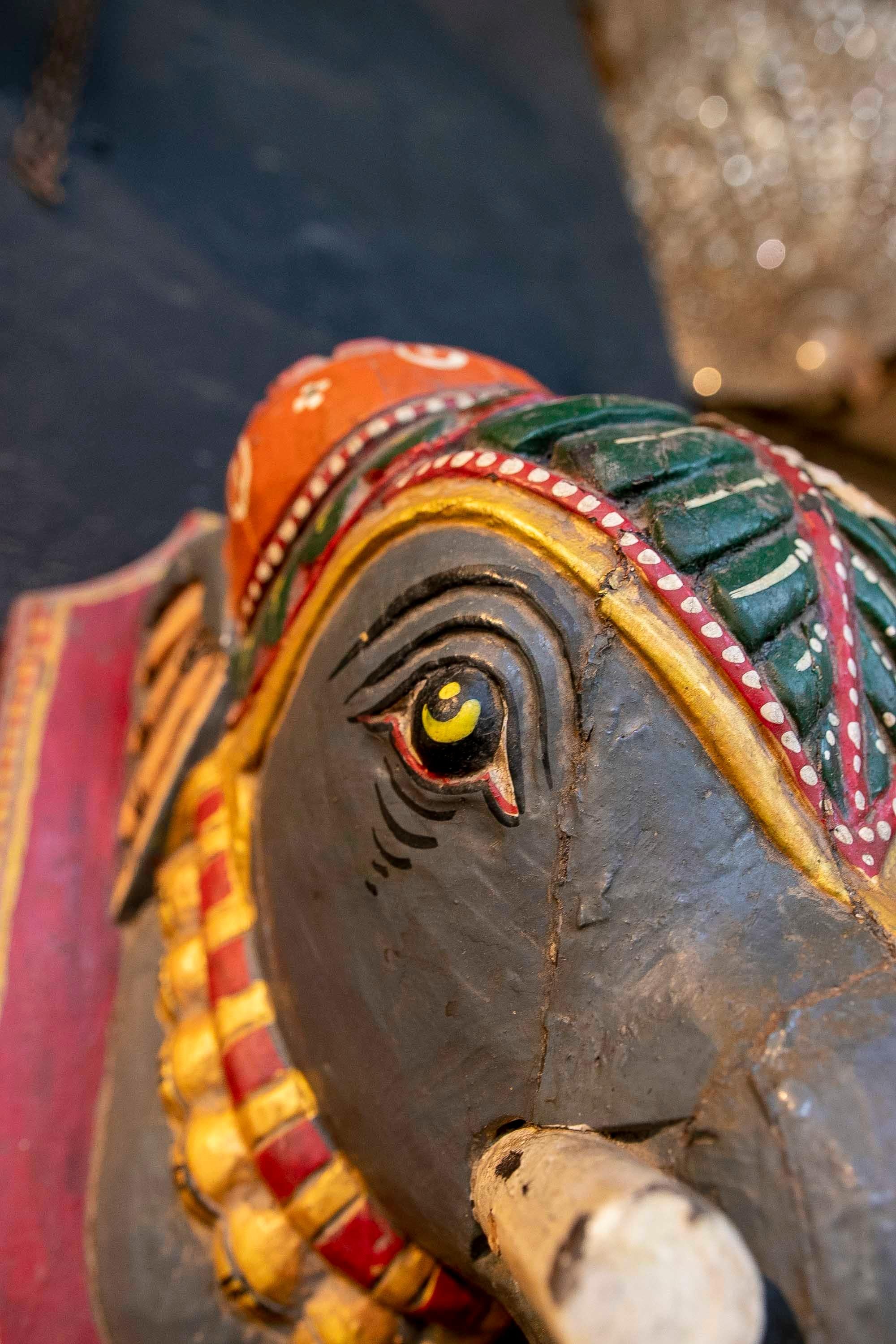 Indische Holz-Wandskulptur eines handgeschnitzten und handbemalten Elefanten im Angebot 7