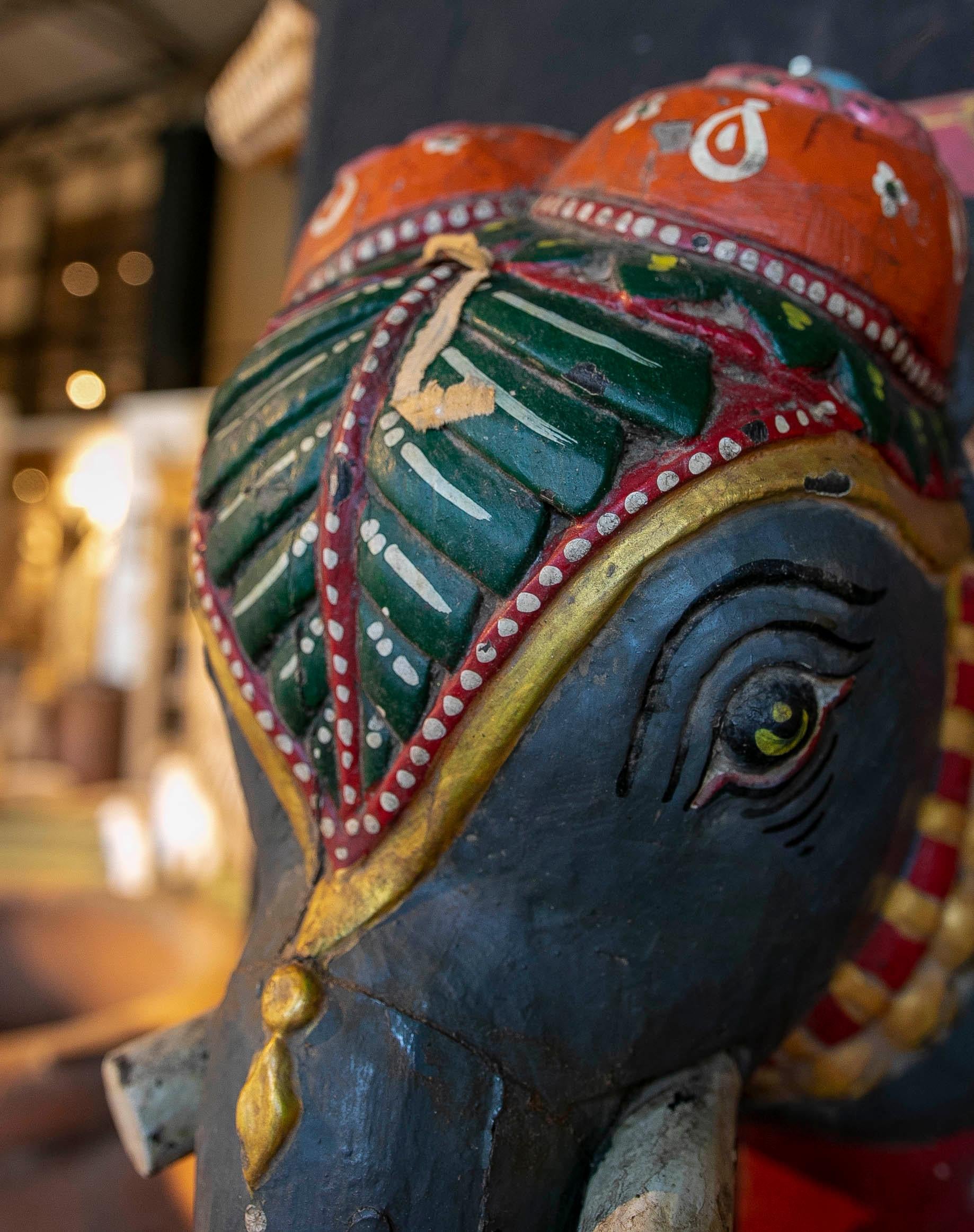 Indische Holz-Wandskulptur eines handgeschnitzten und handbemalten Elefanten im Angebot 9
