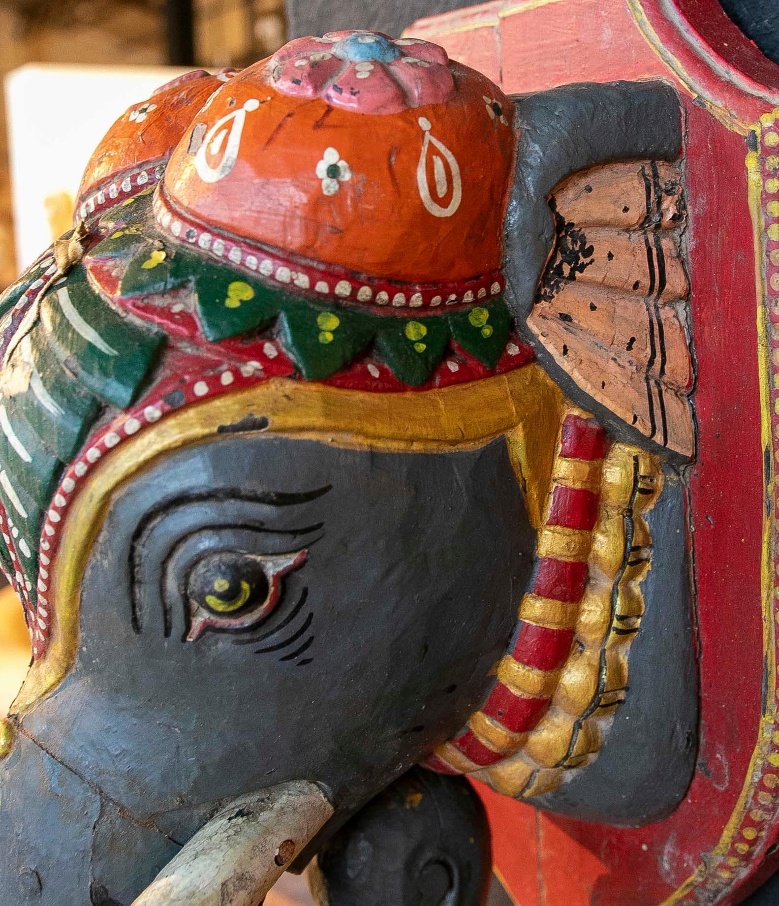 Indische Holz-Wandskulptur eines handgeschnitzten und handbemalten Elefanten im Angebot 10