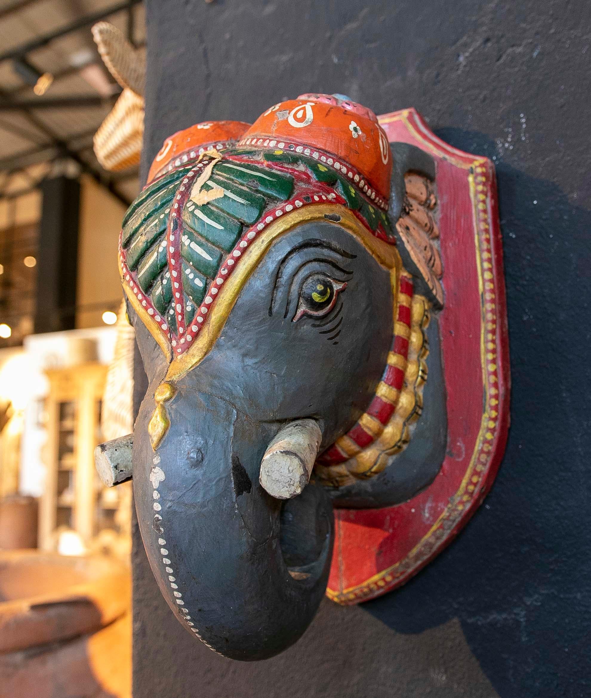 Indische Holz-Wandskulptur eines handgeschnitzten und handbemalten Elefanten im Zustand „Gut“ im Angebot in Marbella, ES