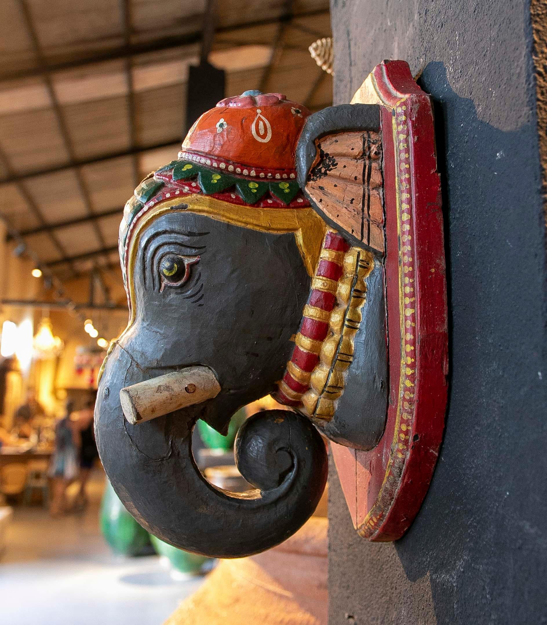 Indische Holz-Wandskulptur eines handgeschnitzten und handbemalten Elefanten im Angebot 1