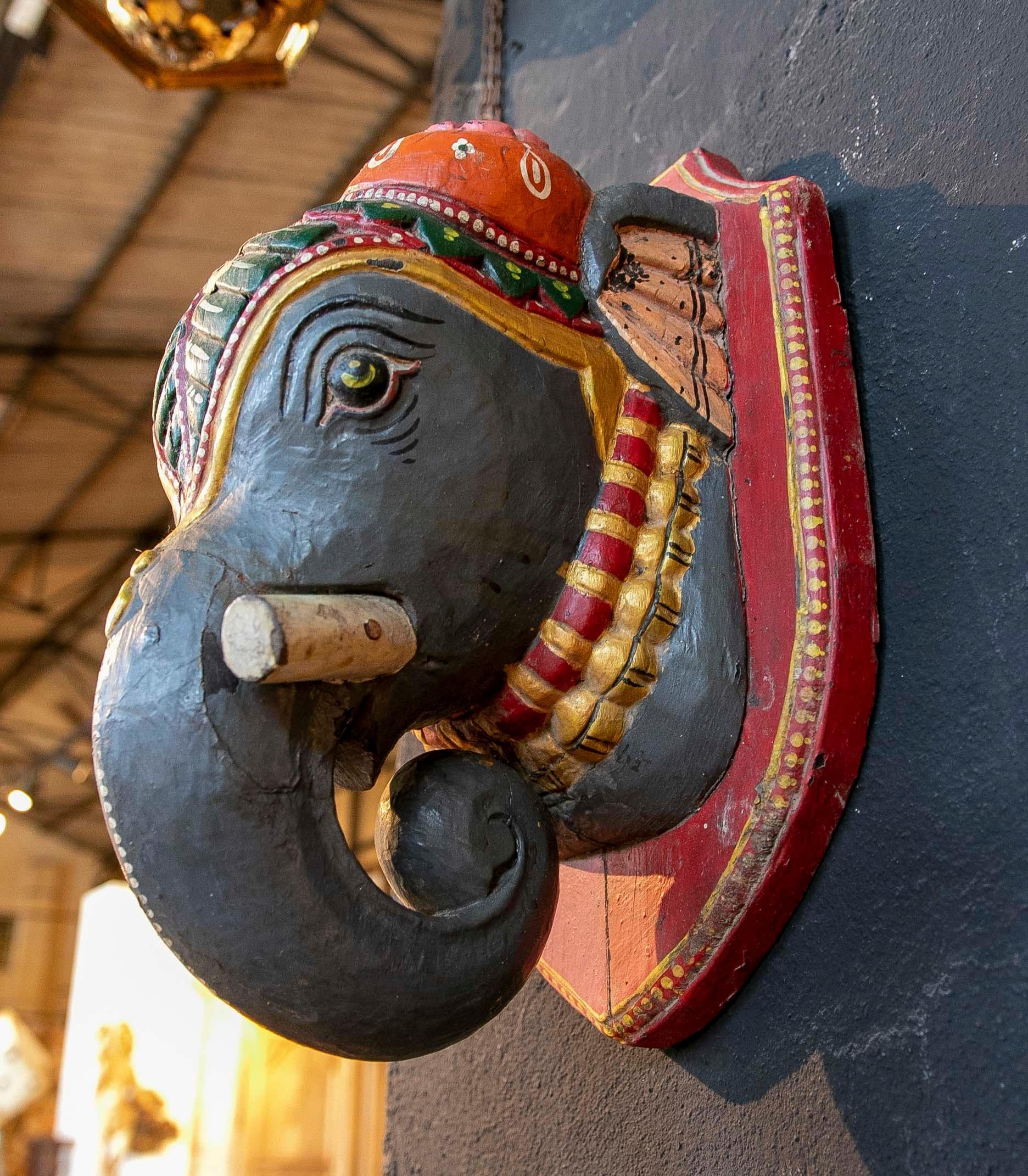 Indische Holz-Wandskulptur eines handgeschnitzten und handbemalten Elefanten im Angebot 2