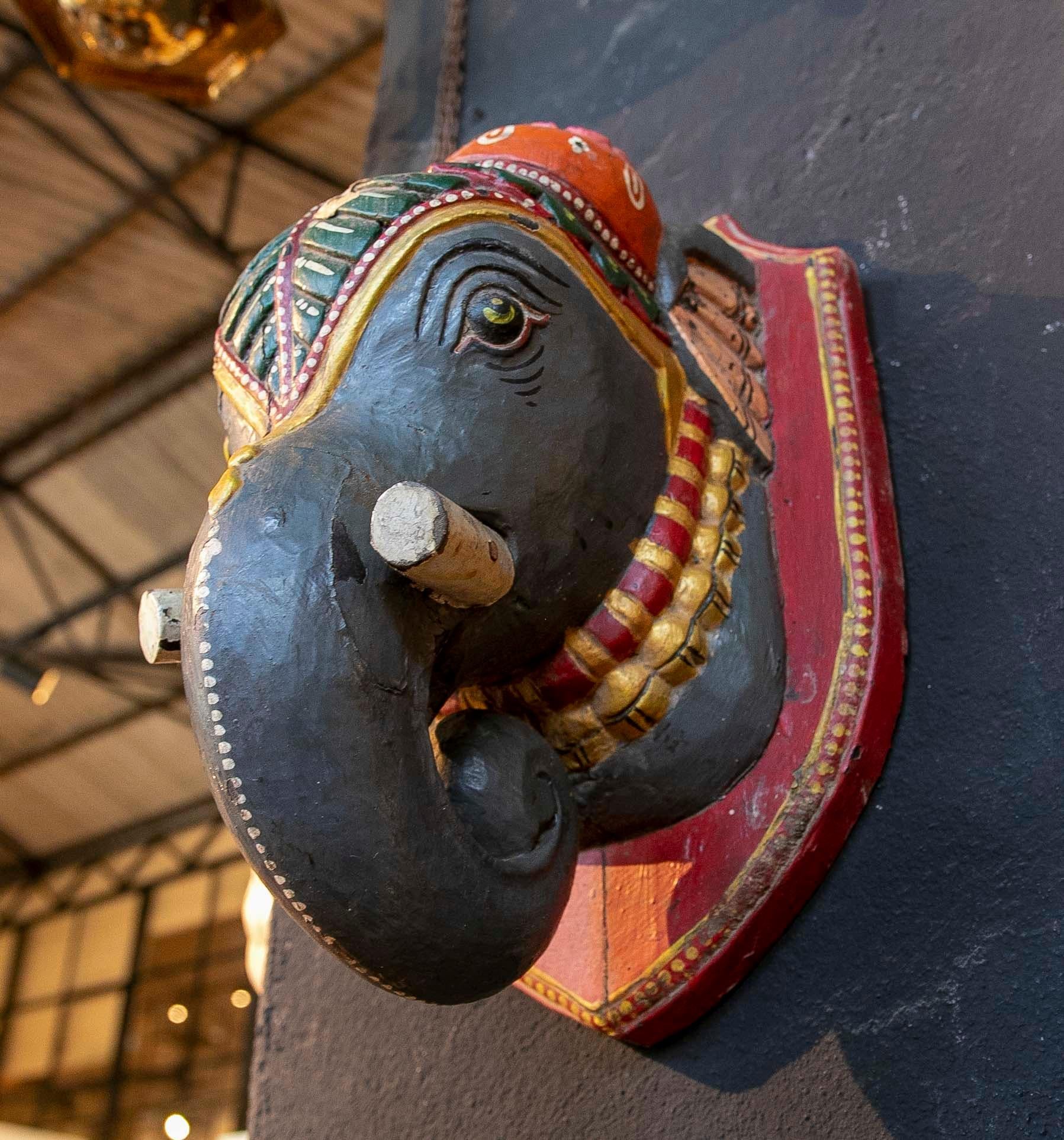 Sculpture murale indienne en bois d'un éléphant sculpté et peint à la main en vente 2